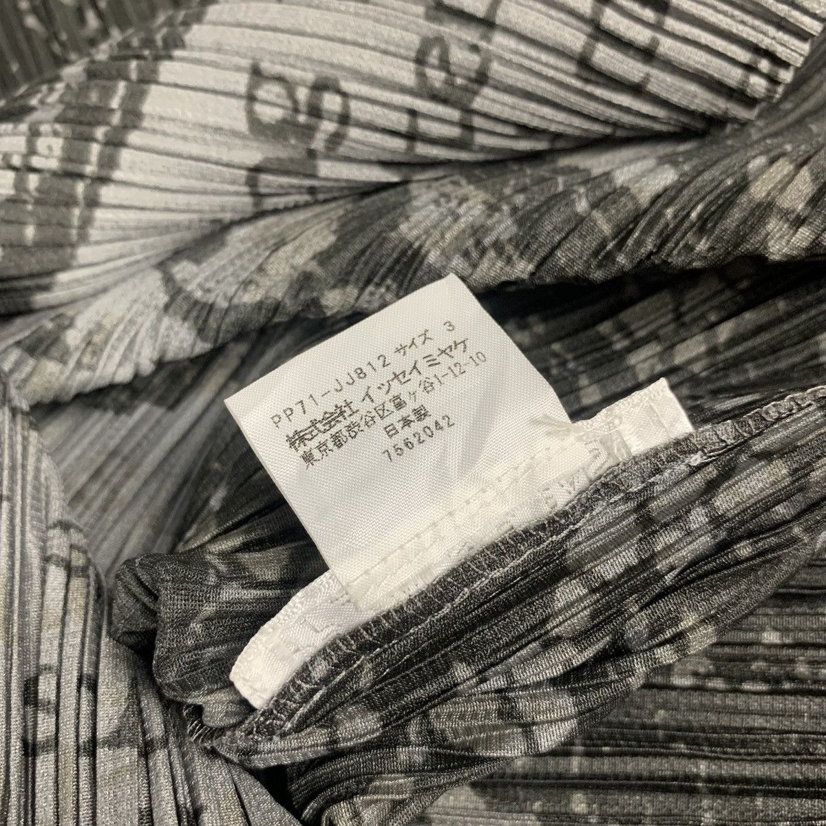 Pleats Please Issey Miyake Rare Issey Miyake Pleats Please “English Menu” Pleated Shirt Size US M / EU 48-50 / 2 - 10 Thumbnail