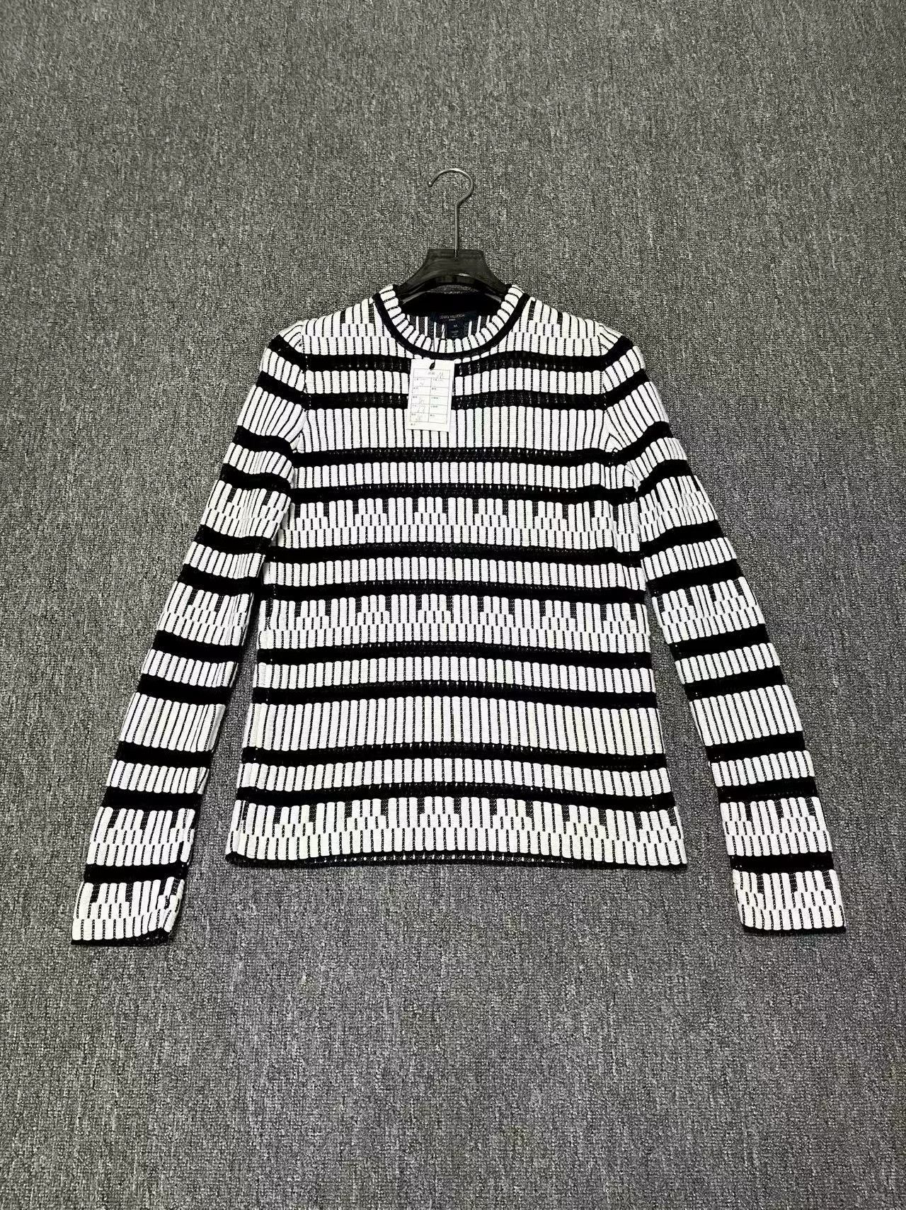 Louis Vuitton Louis Vuitton Black and White Knit Sweater Size M / US 6-8 / IT 42-44 - 1 Thumbnail