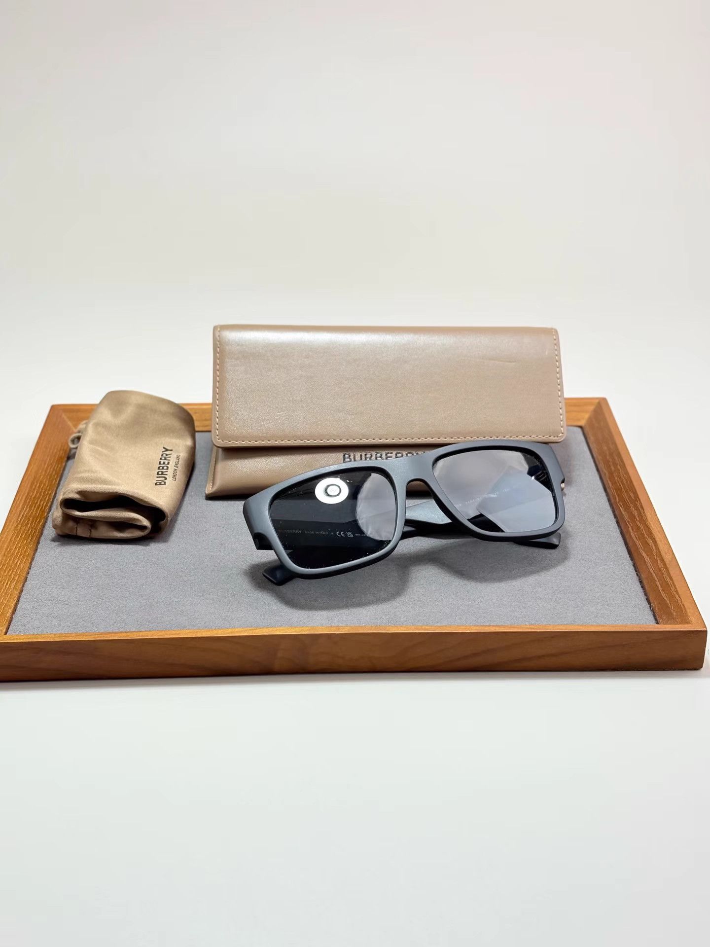 Burberry BURBERRY Letter Logo Sunglasses K1 Size ONE SIZE - 1 Thumbnail