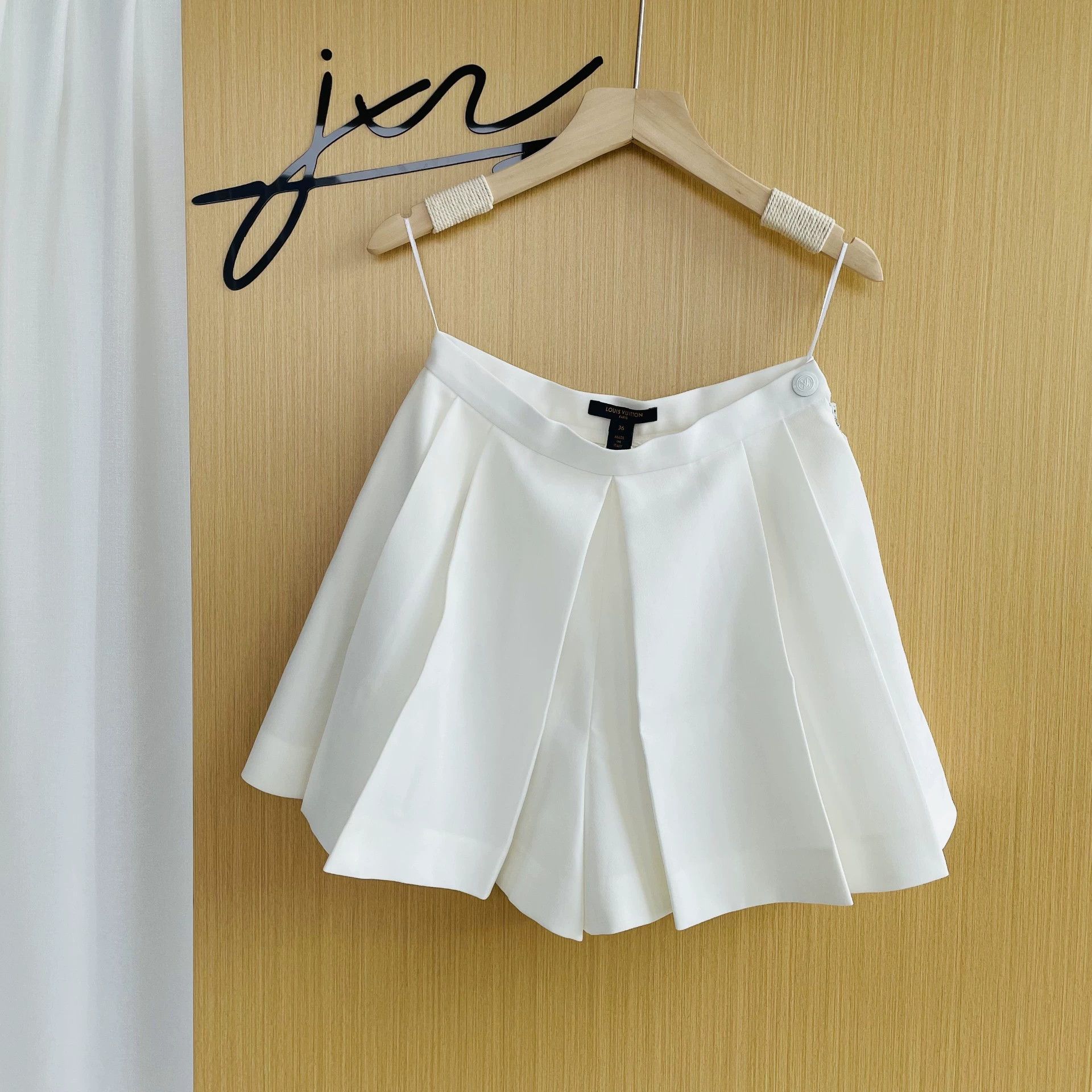 Louis Vuitton LOUIS VUITTON pleated skort women's white 36 99 new Size 26" / US 2 / IT 38 - 1 Thumbnail