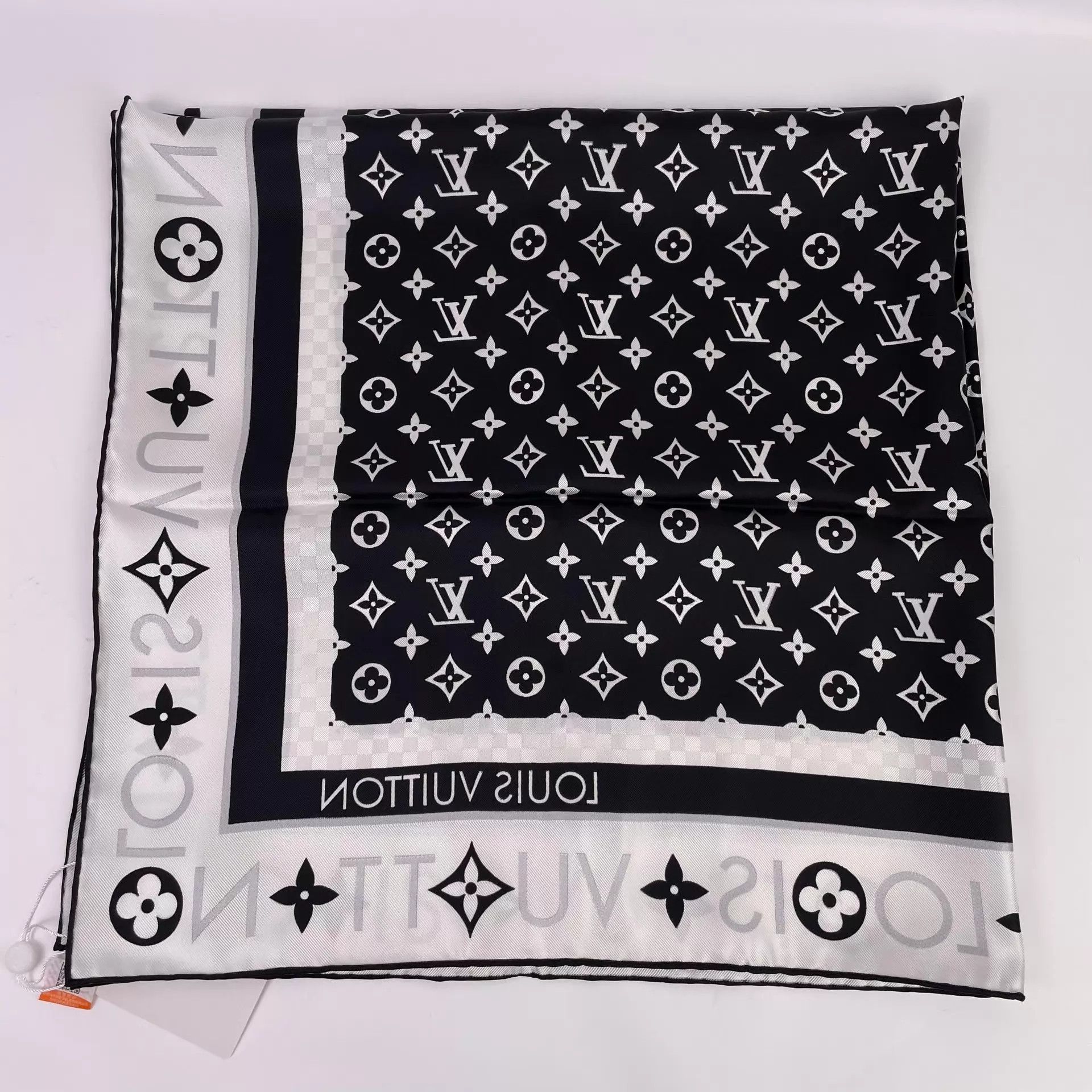 Louis Vuitton LV 90x90 Black & White Colorblocked Scarf 24 Size ONE SIZE - 4 Thumbnail