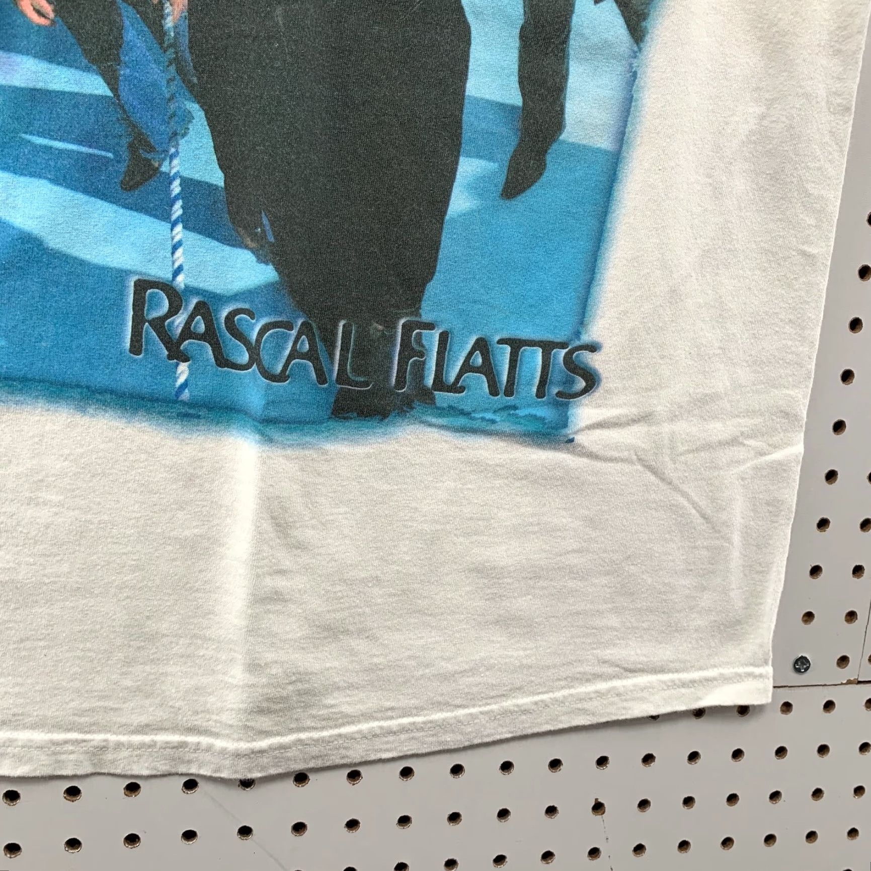 Gildan VINTAGE Rascal Flatts Melt Shirt Mens M Autograph 90s White Country Pop Shirt Mens M White Rascal Flatts 90s Band Music Vintage Size US M / EU 48-50 / 2 - 6 Thumbnail