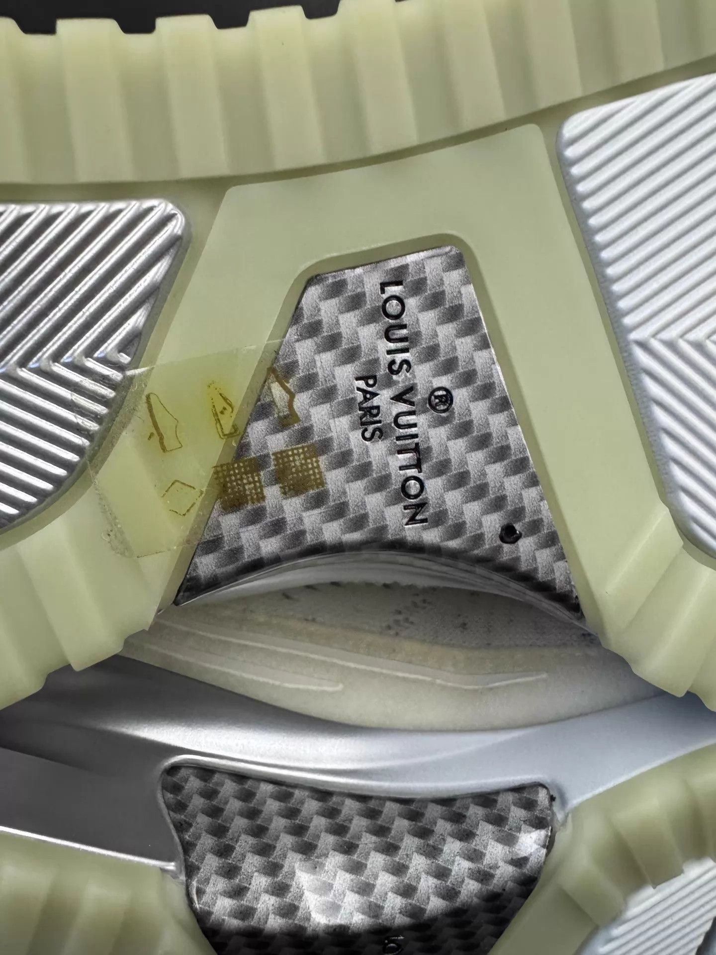 Louis Vuitton LV RUN AWAY vnr Sneaker 41 Size US 8 / EU 41 - 8 Thumbnail