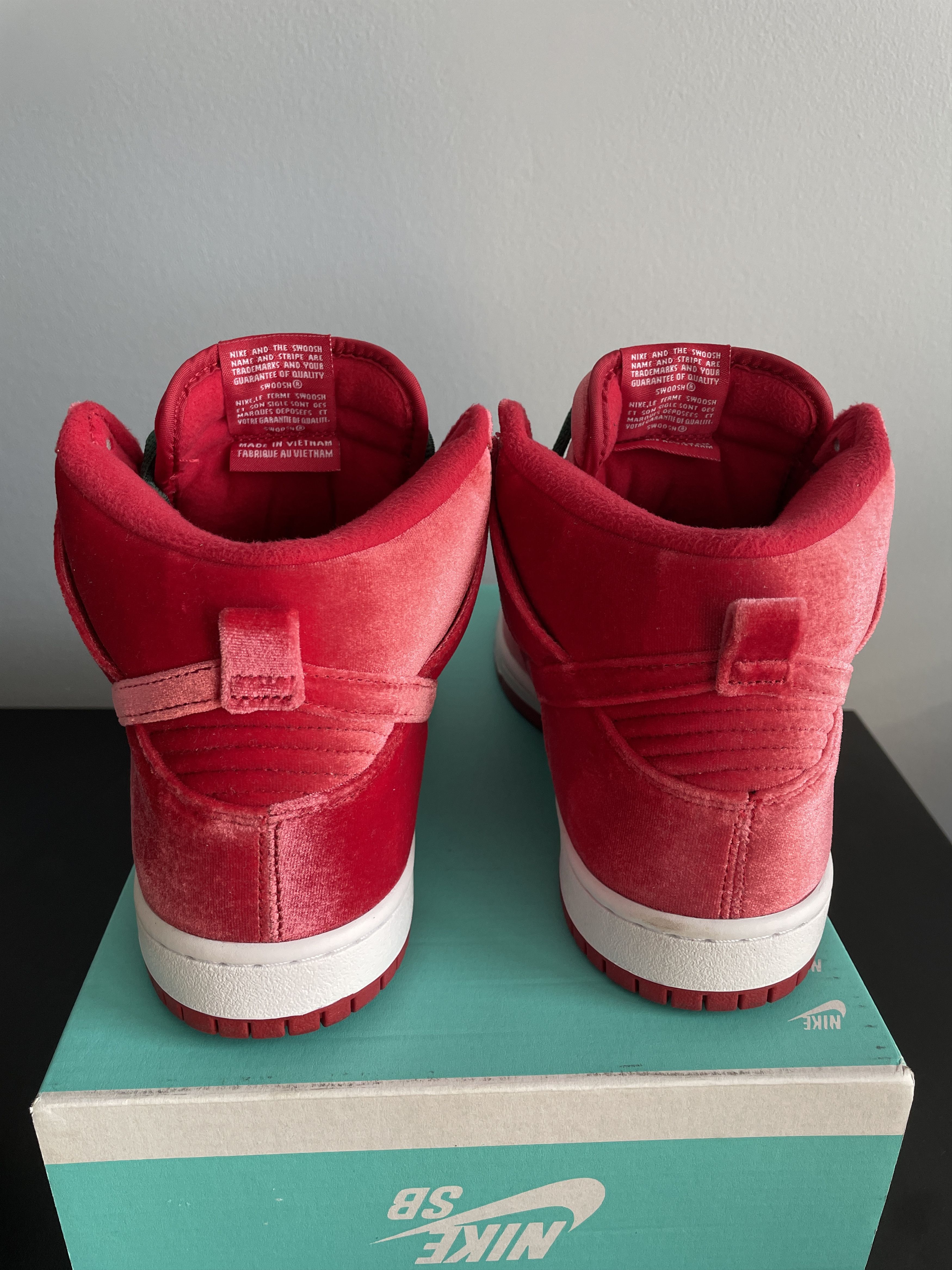 Nike Nike SB Dunk PRM High Red Velvet strangelove hulk skunk Size US 9 / EU 42 - 2 Thumbnail