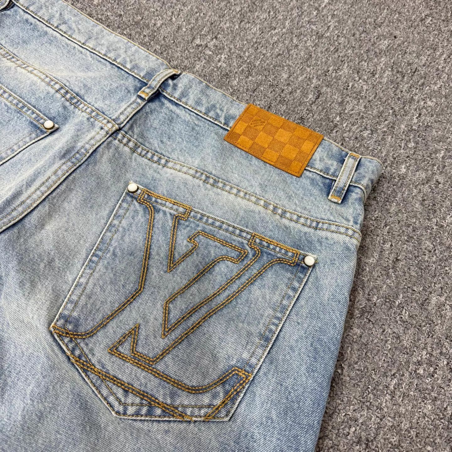 Louis Vuitton LV Embroidered Logo Jeans Women's 34 Unused w/ Tags Size 25" / US 0 / IT 36 - 4 Thumbnail