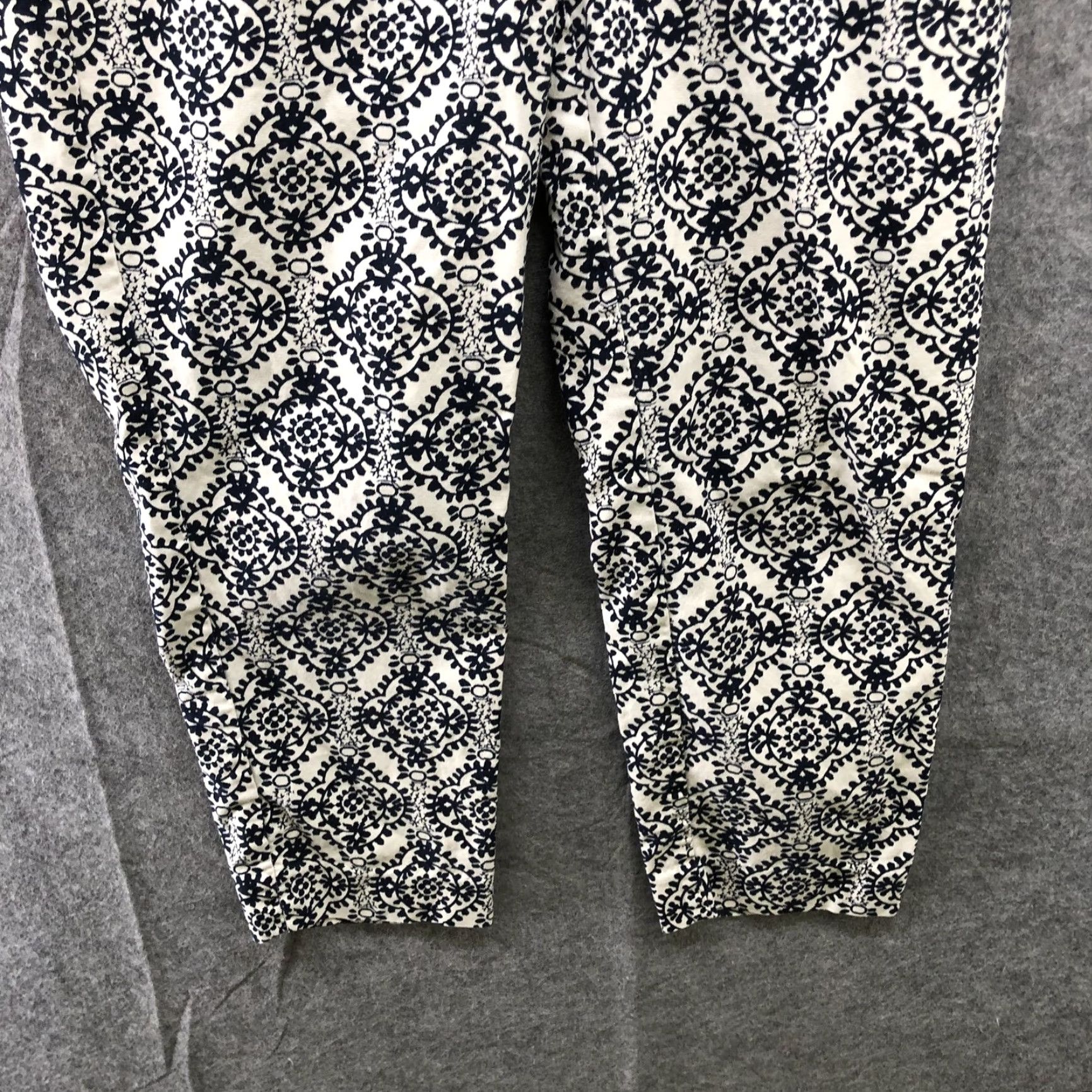 Loft Loft Pants Womens 6P Ivory Navy Blue Floral Print Cropped Size 28" / US 6 / IT 42 - 4 Thumbnail