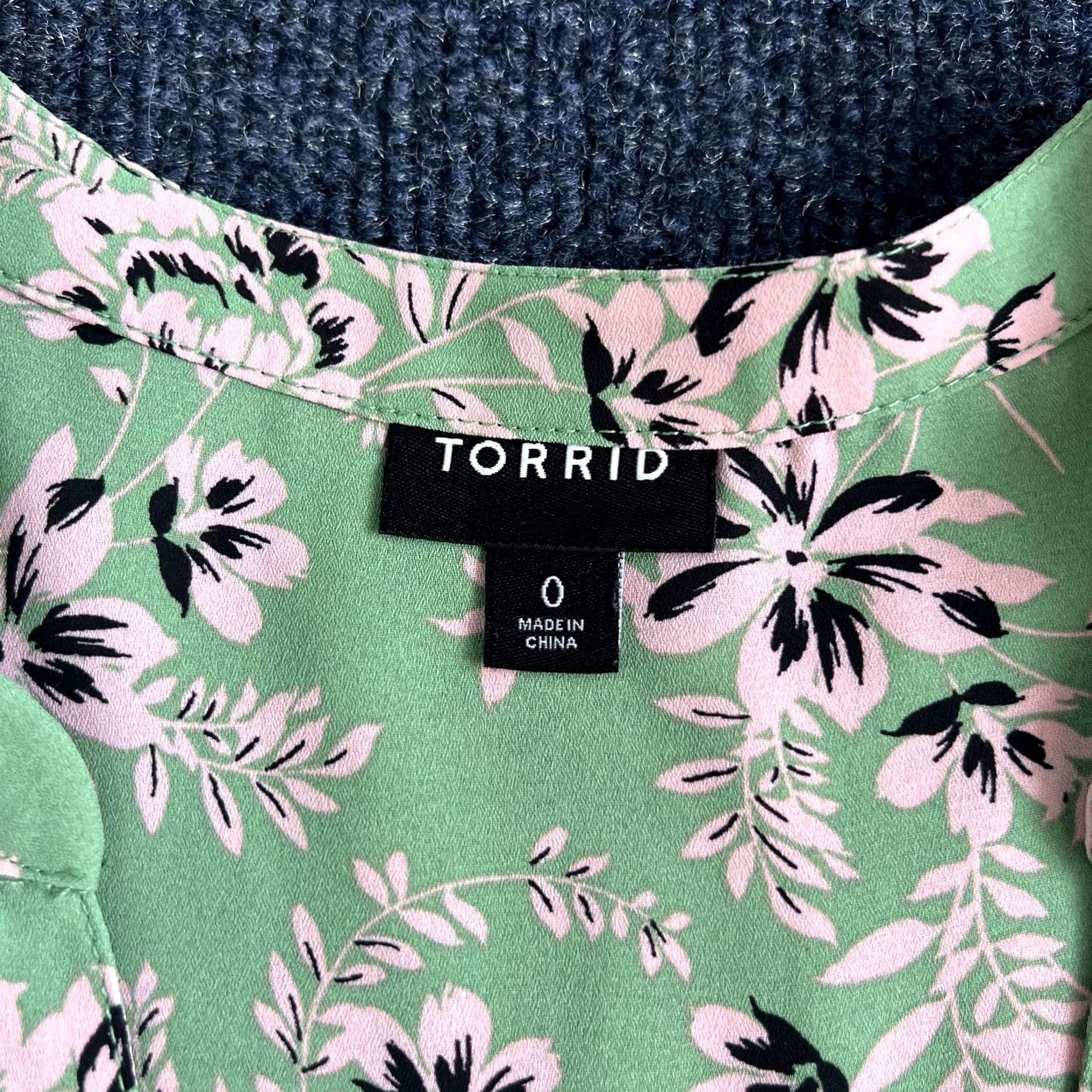 Torrid Torrid Blouse Womens 0 Plus Green Floral Zip Front V Neck Cap Sleeve Top Size XS / US 0-2 / IT 36-38 - 3 Thumbnail