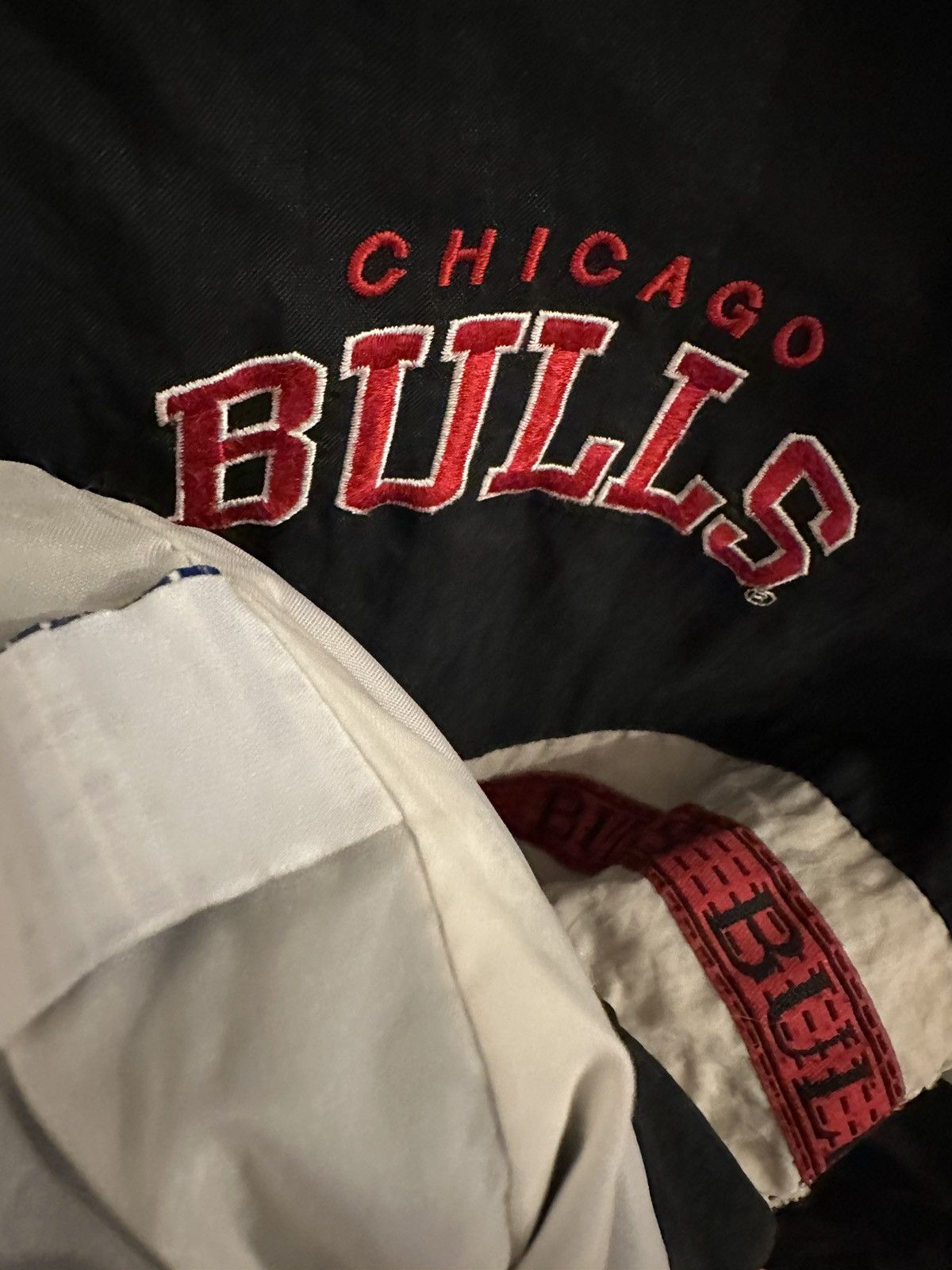 Starter Starter Jacket Chicago Bulls Size XL NBA Vintage Starter Size US XL / EU 56 / 4 - 11 Thumbnail