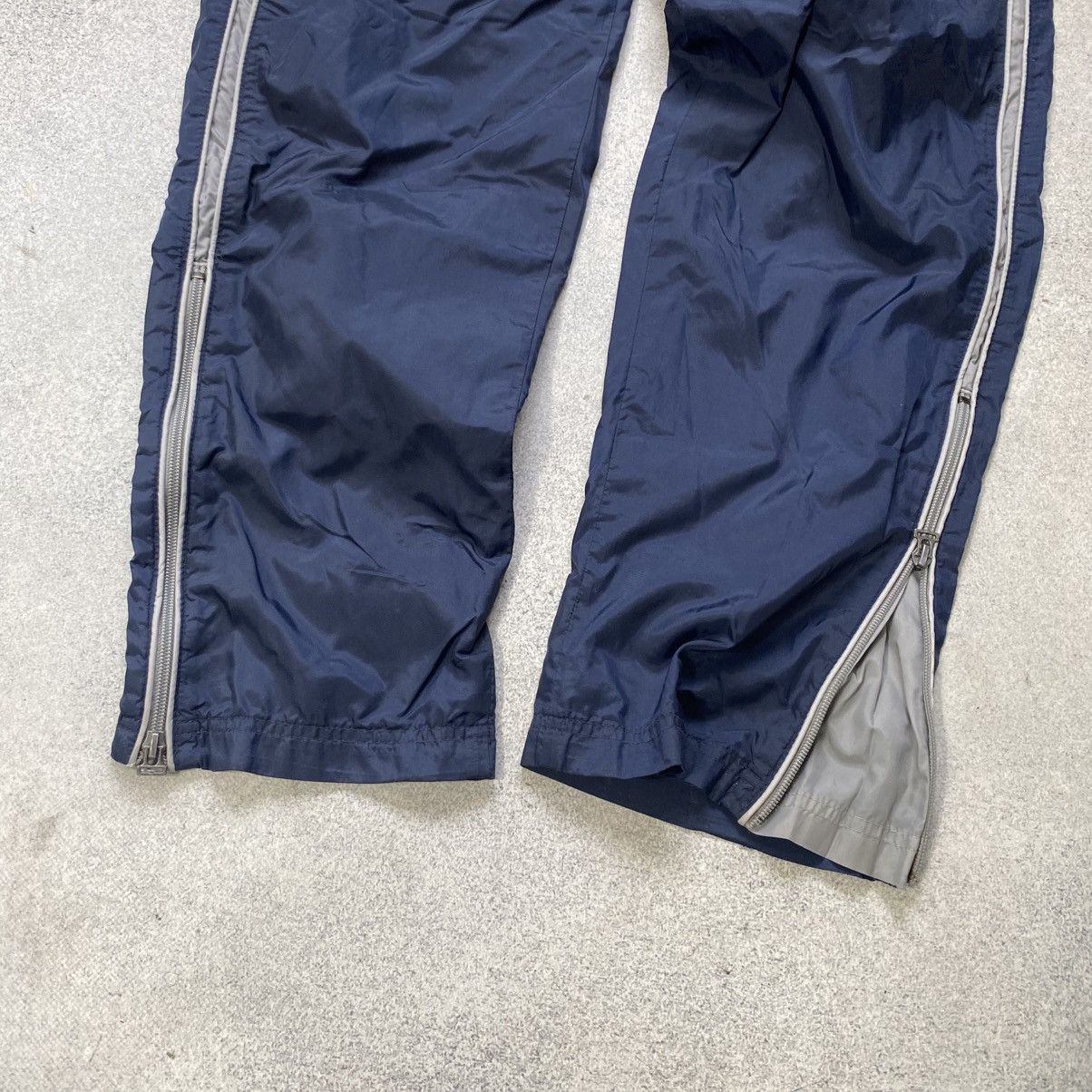 Nike Vintage Nike Track Pants Size S Navy Blue Windbreaker Y2K Size US 30 / EU 46 - 2 Thumbnail