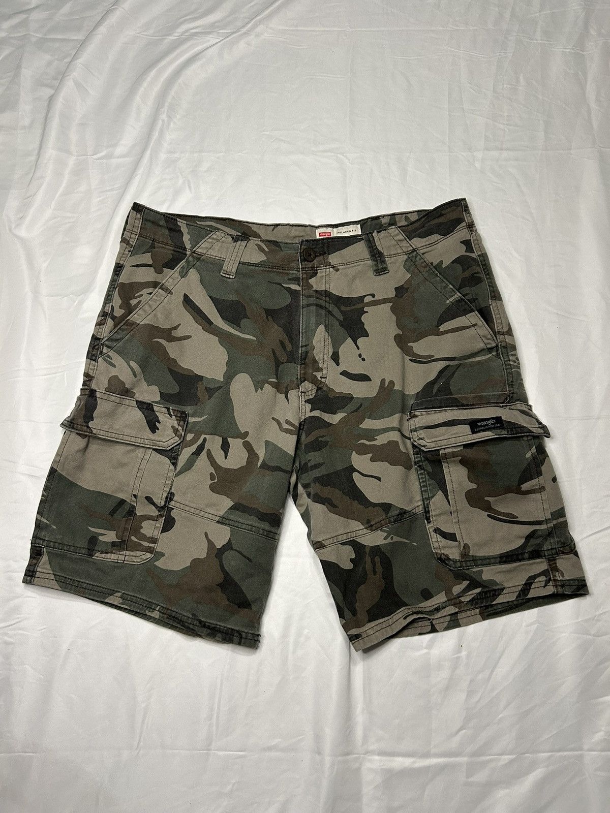 Wrangler WRANGLER CAM CARGO SHORTS - GREEN N KHAKI Size US 34 / EU 50 - 1 Thumbnail