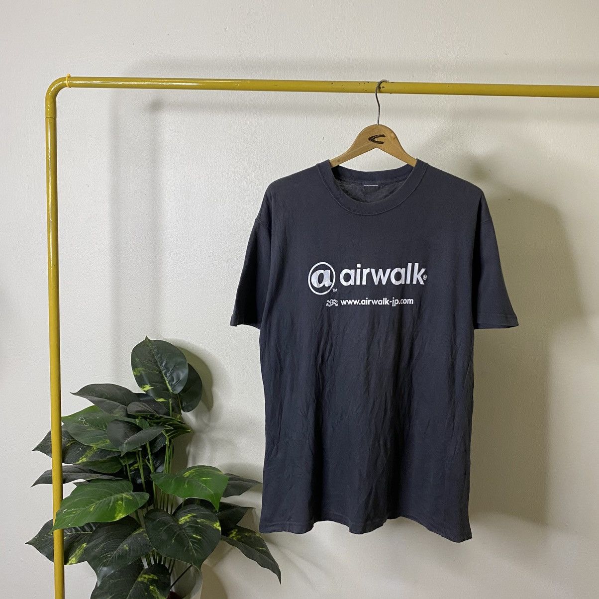 Airwalk Vintage Y2K Airwalk Skateboard Skater T Shirt Size US L / EU 52-54 / 3 - 1 Thumbnail