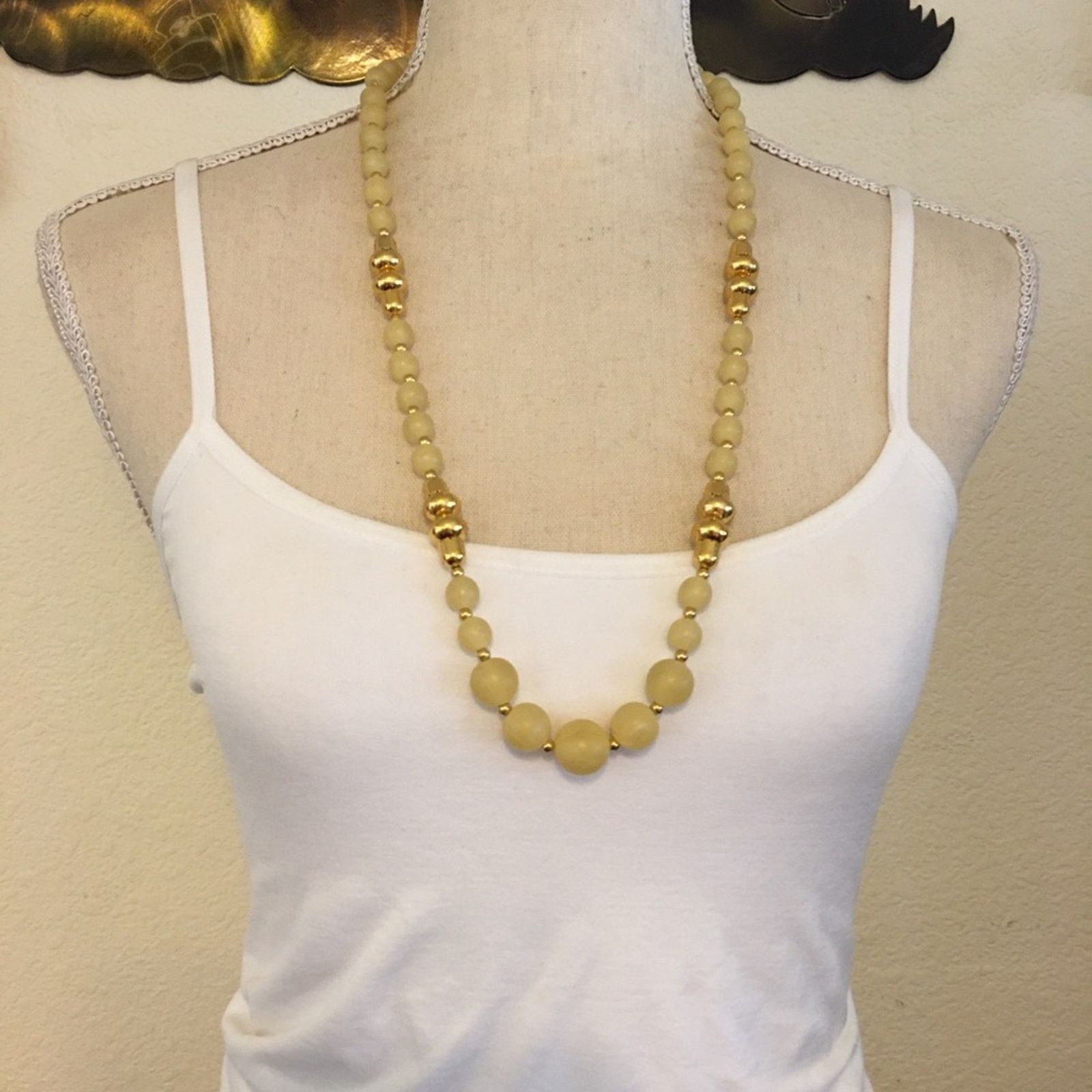 Vintage Vintage golden lucite bead long necklace Size ONE SIZE - 3 Thumbnail