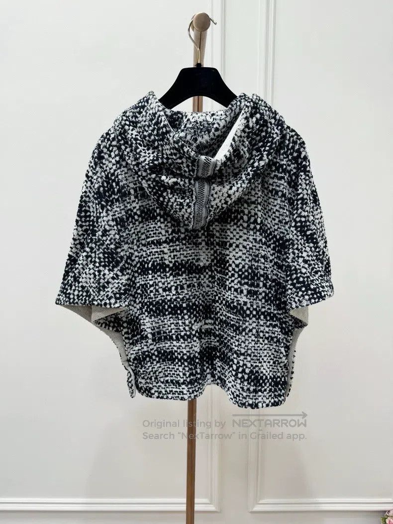 Chanel Chanel Rome Series Gold Buckle Cloak coat Size XXS / US 00 / IT 34 - 2 Thumbnail