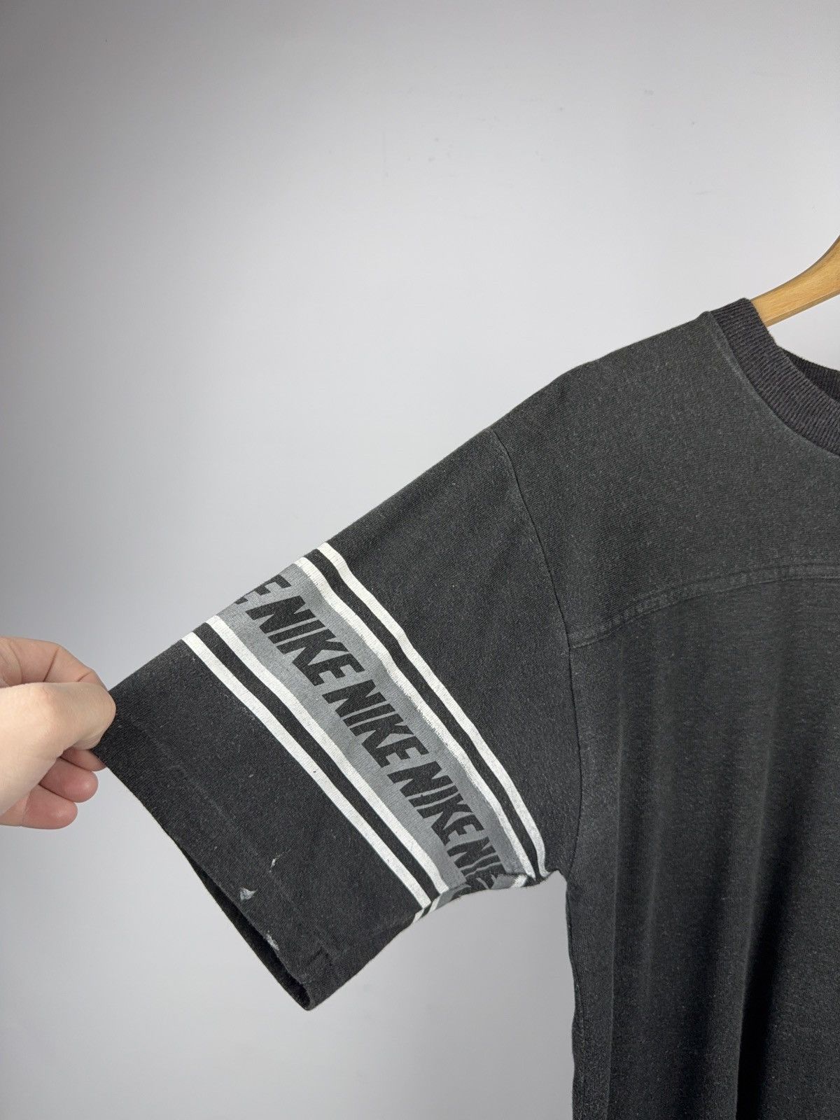 Nike Vntg 90s Nike Sleeve Logo T-Shirt Single Stitch Faded Black Size US M / EU 48-50 / 2 - 3 Thumbnail