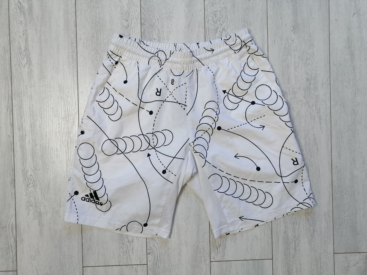 Adidas adidas Grphc Shorts in White Size S Size US 30 / EU 46 - 1 Thumbnail