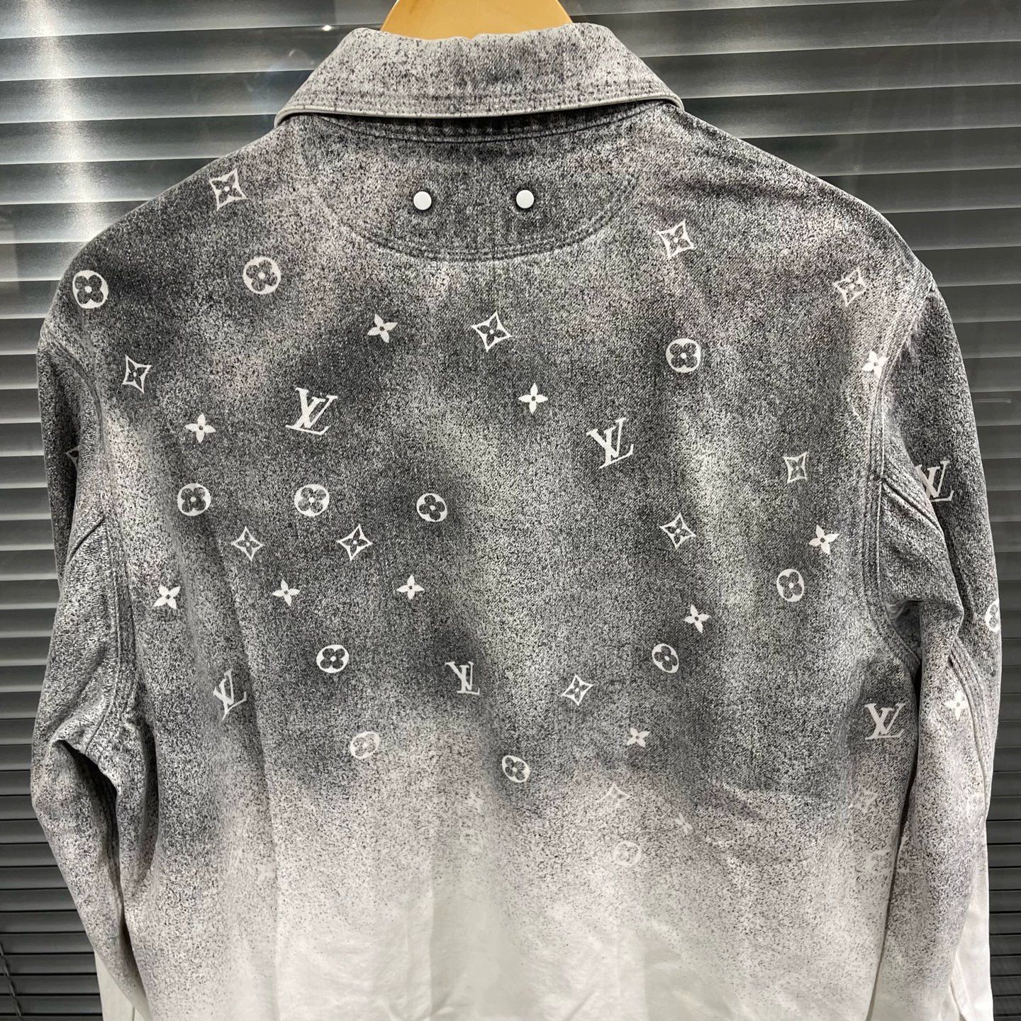 Louis Vuitton Louis Vuitton Galaxy Gradient Denim Jacket L 99% new stains Size US L / EU 52-54 / 3 - 6 Thumbnail