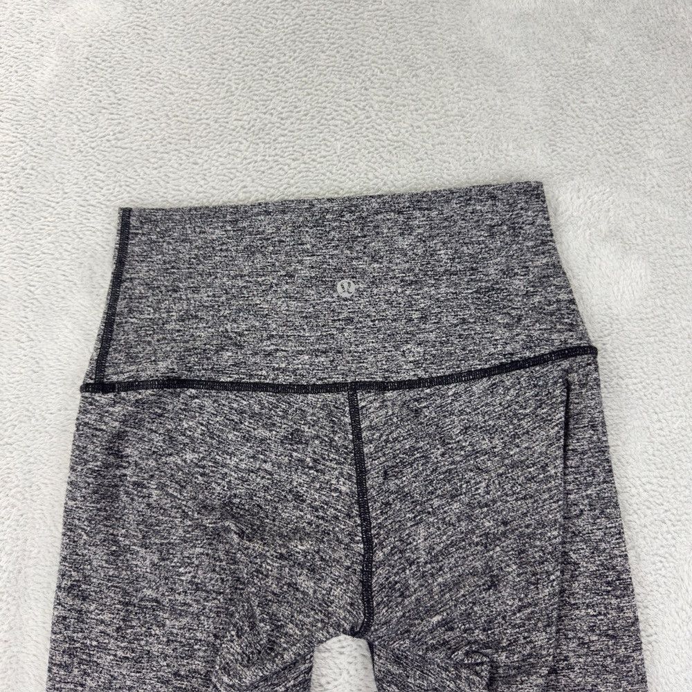 Lululemon Lululemon cropped Grey / Black Activewear Leggings Women’s Size 28" / US 6 / IT 42 - 9 Thumbnail