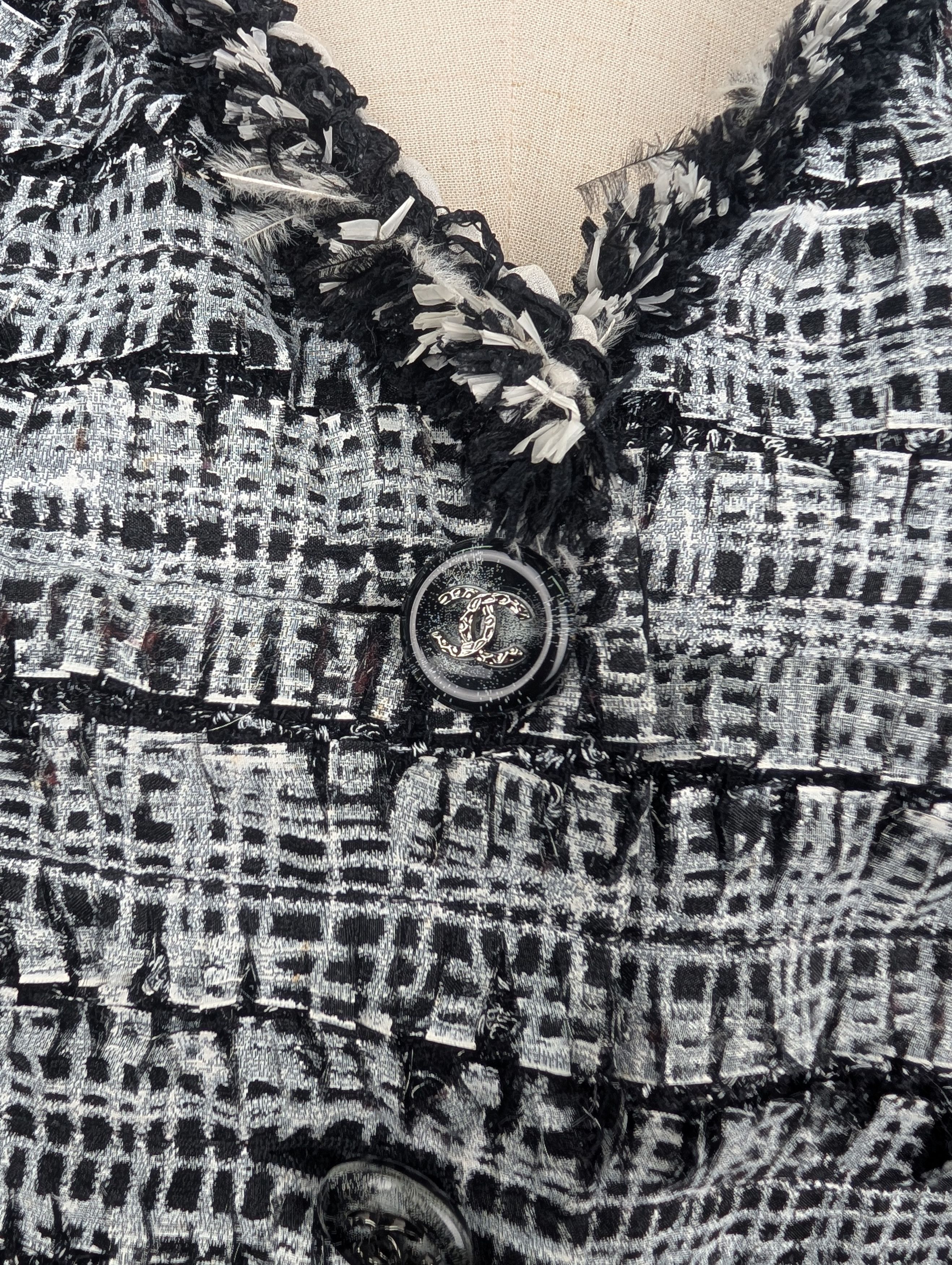 Chanel Chanel Black And White Tweed Jacket With "CC" Logo Buttons Size S / US 4 / IT 40 - 3 Thumbnail
