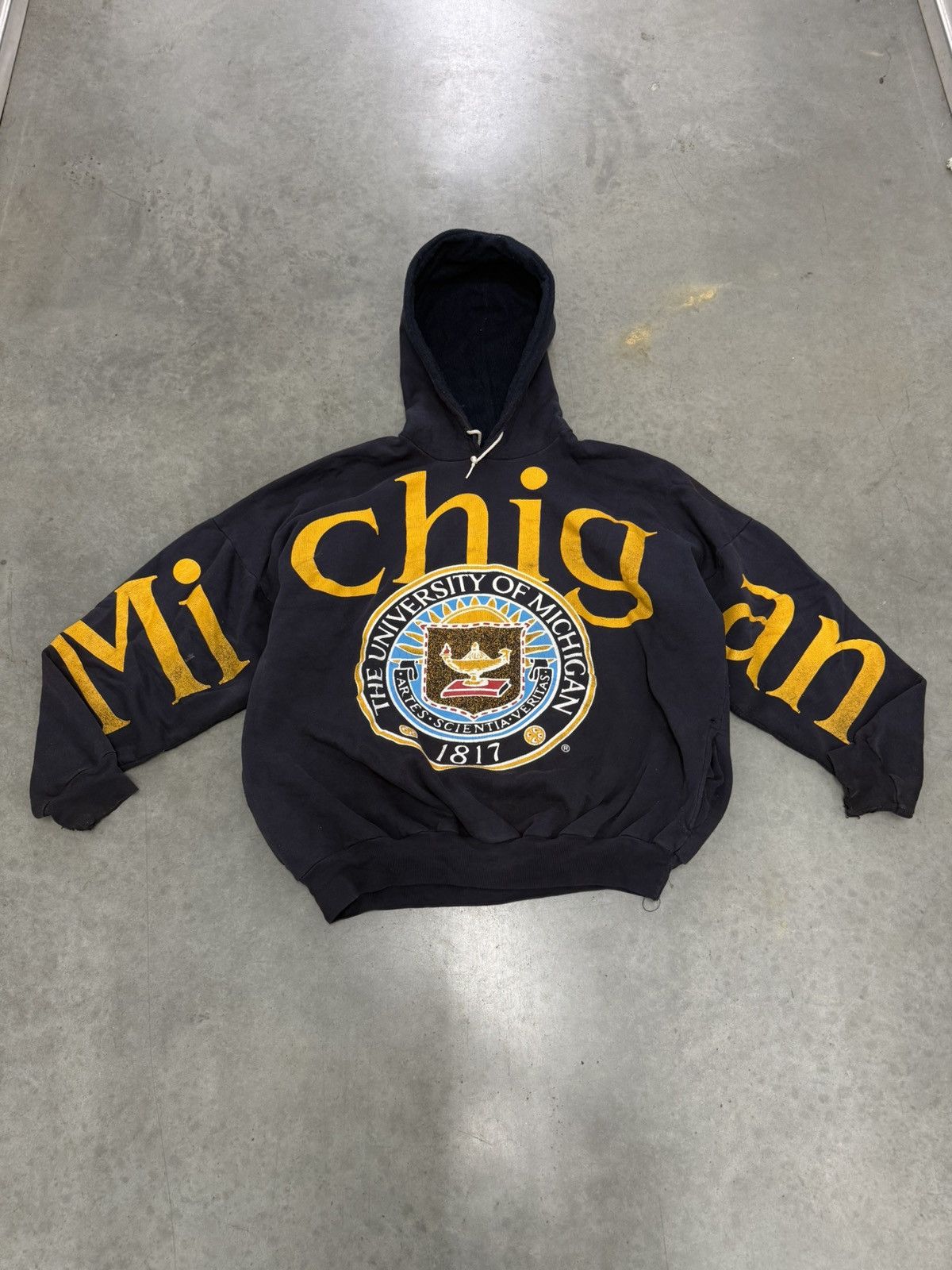NCAA Michigan Wolverines 90s Vintage Spellout Hoodie Navy NCAA XL Size US XL / EU 56 / 4 - 1 Thumbnail
