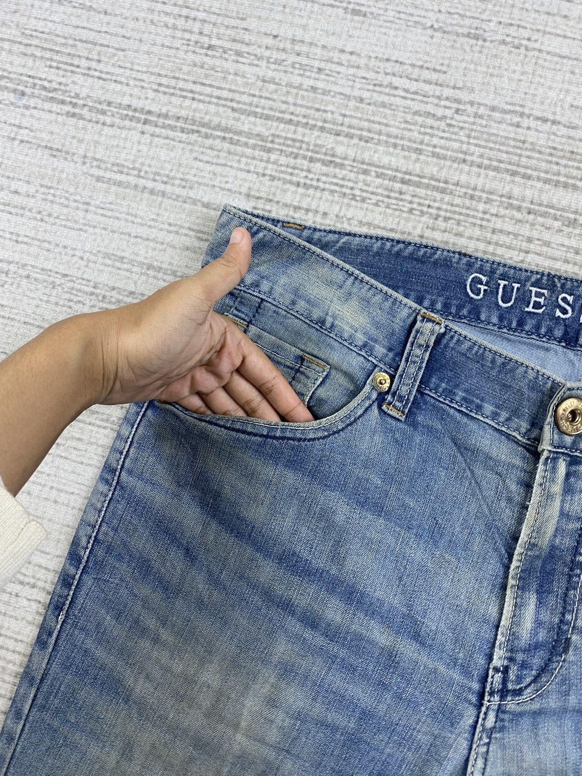 Guess × Vintage Vintage Guess Los Angeles Metal Logo Denim Jeans Size US 31 - 7 Thumbnail