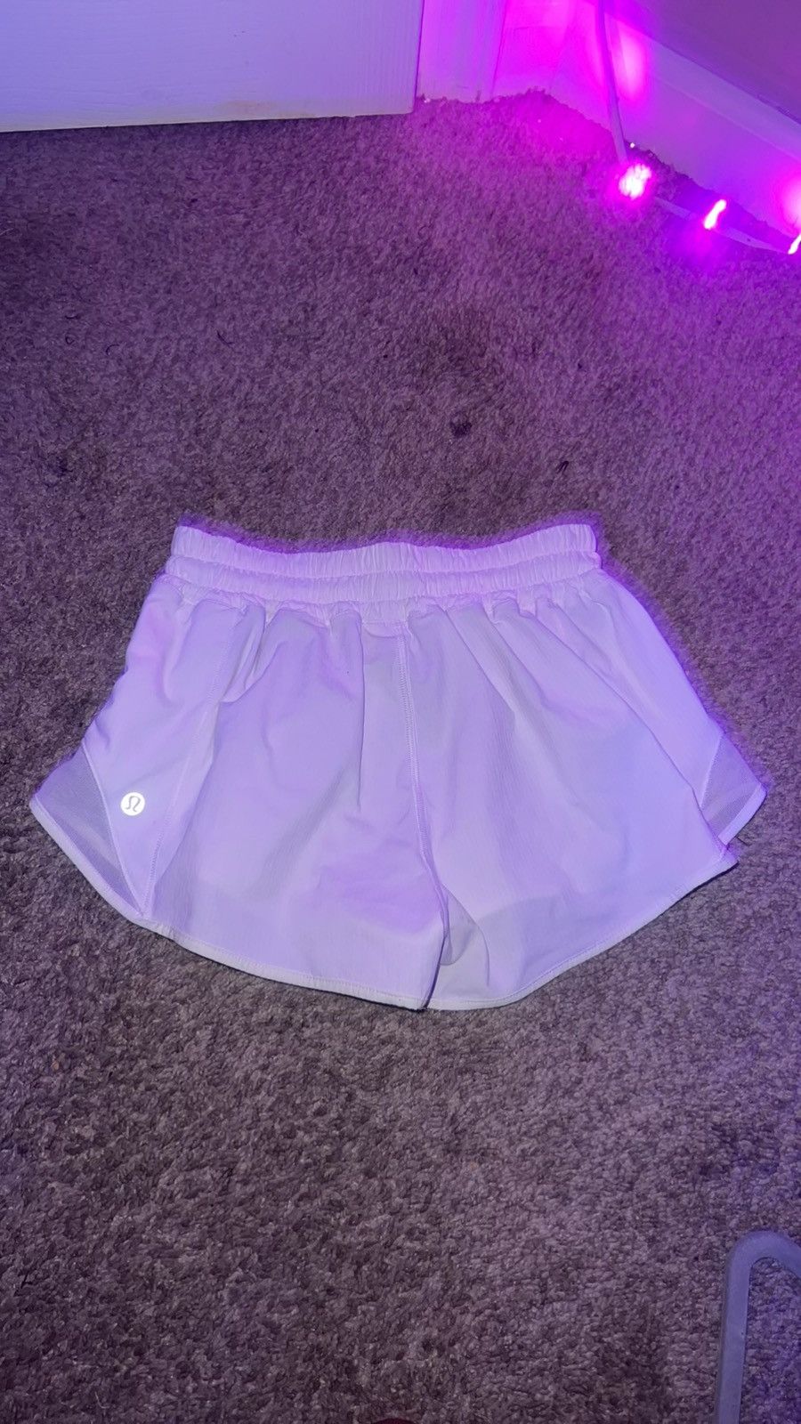 Lululemon Lululemon 2.5 Inch Seam White Hotty Hot Shorts Size 27" / US 4 / IT 40 - 2 Thumbnail