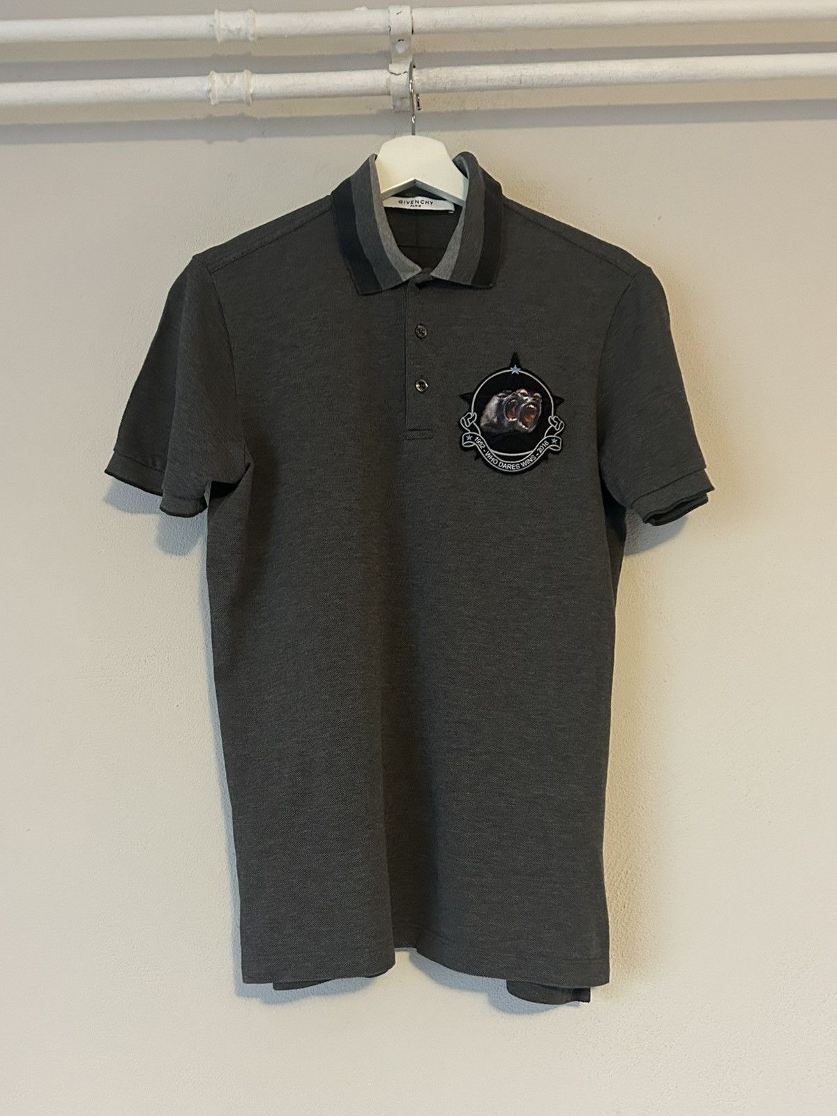 Givenchy Gray Polo with Who Dares Wins Monkey Embroidered Patch Size US S / EU 44-46 / 1 - 1 Thumbnail