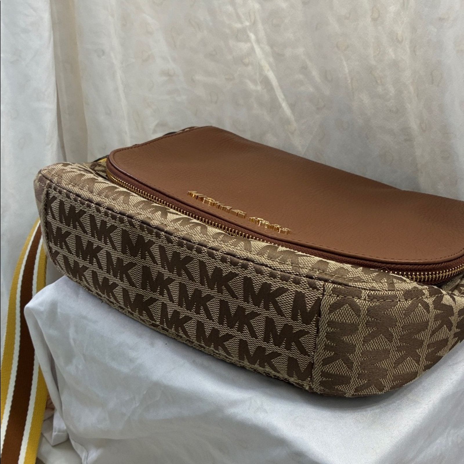 Michael Kors Michael Kors Brown and Tan Messenger Crossbody Size ONE SIZE - 11 Thumbnail
