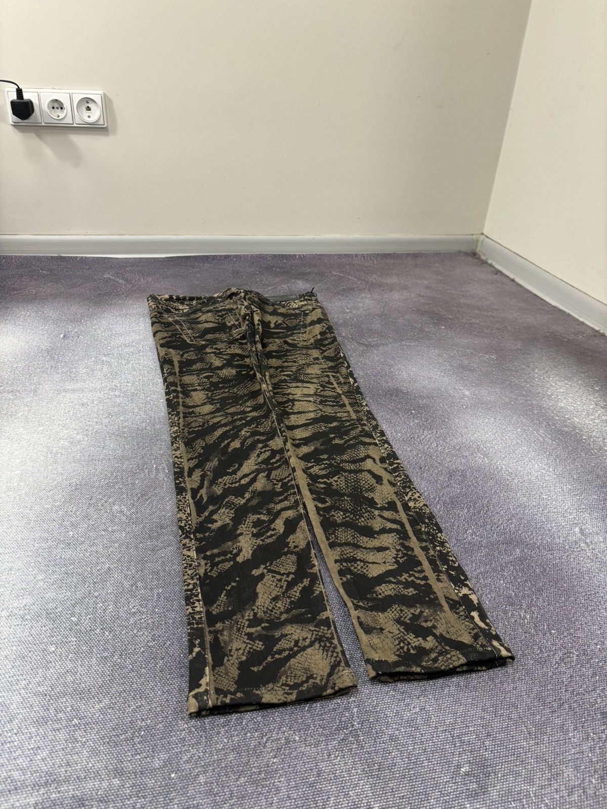 Diesel Black Gold Diesel Black Gold NWT Women’s Y2K Snake Camo Skinny Jeans Size 26" / US 2 / IT 38 - 14 Thumbnail