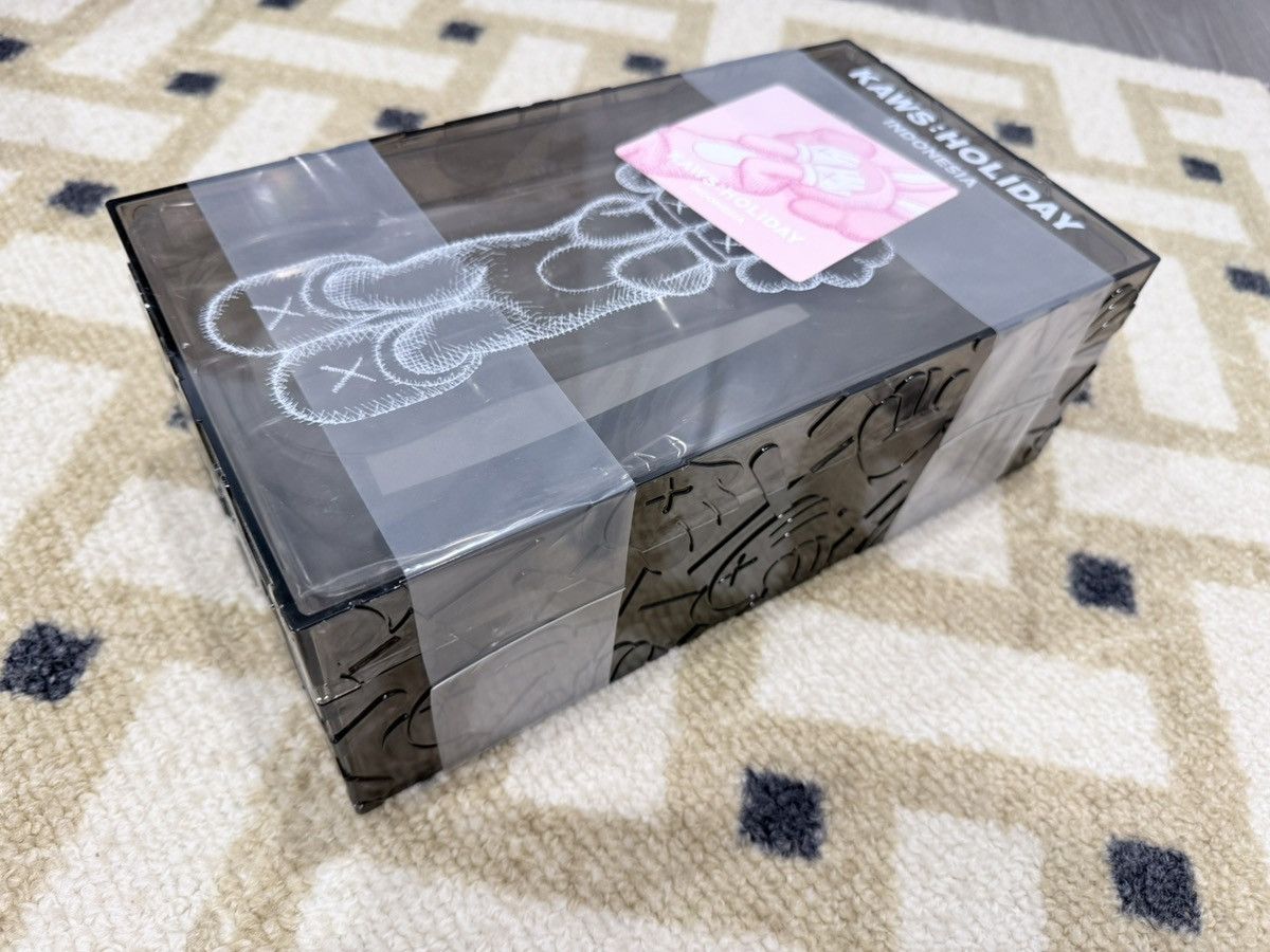 Kaws Kaws : Holiday Indonesia Size ONE SIZE - 3 Thumbnail
