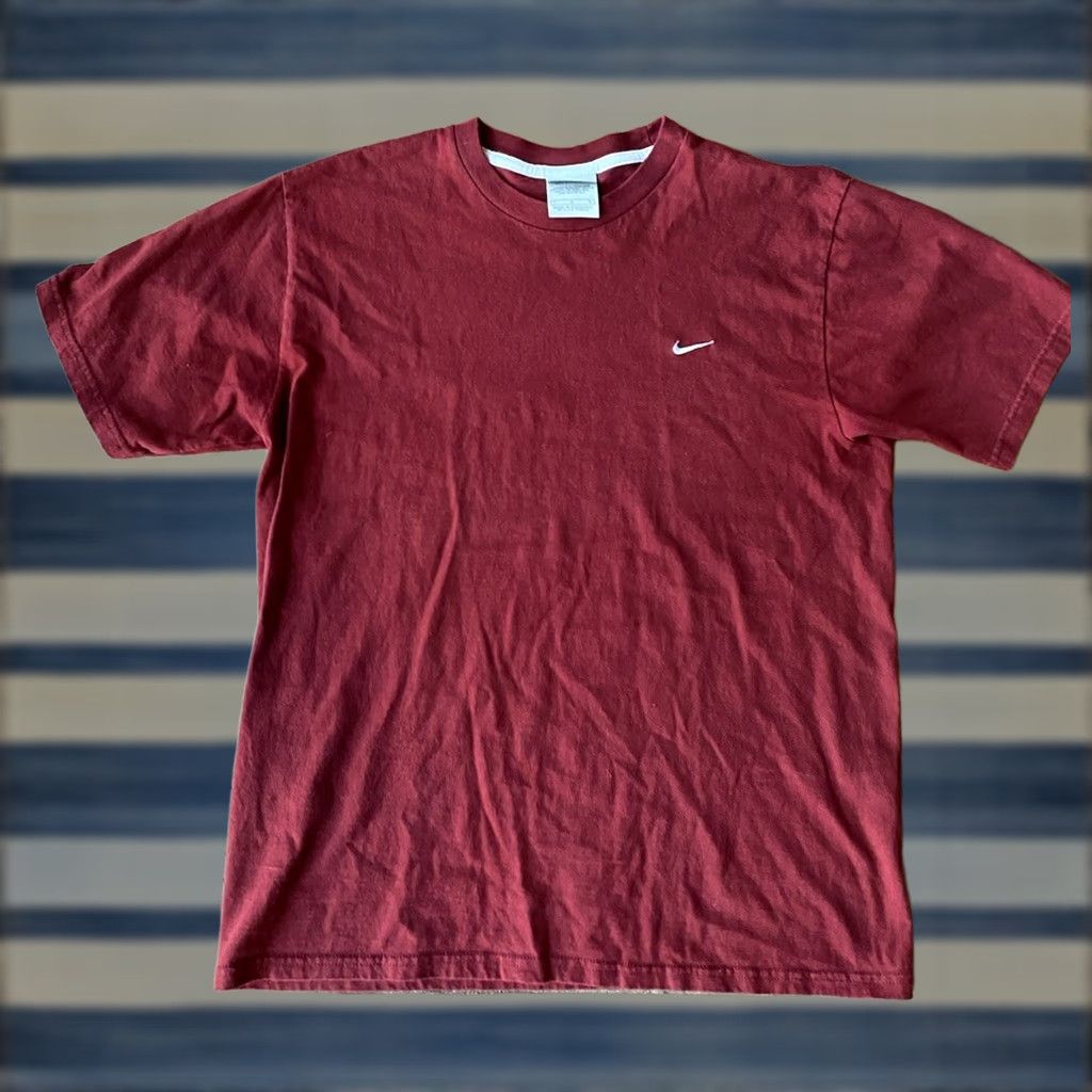 Nike VINTAGE Nike Swoosh Logo T-Shirt Large Red Crew Neck Short Sleeve Men's L Cotton Knit Embroidered Logo Sports Athleisure Classic 90s Size US L / EU 52-54 / 3 - 1 Thumbnail