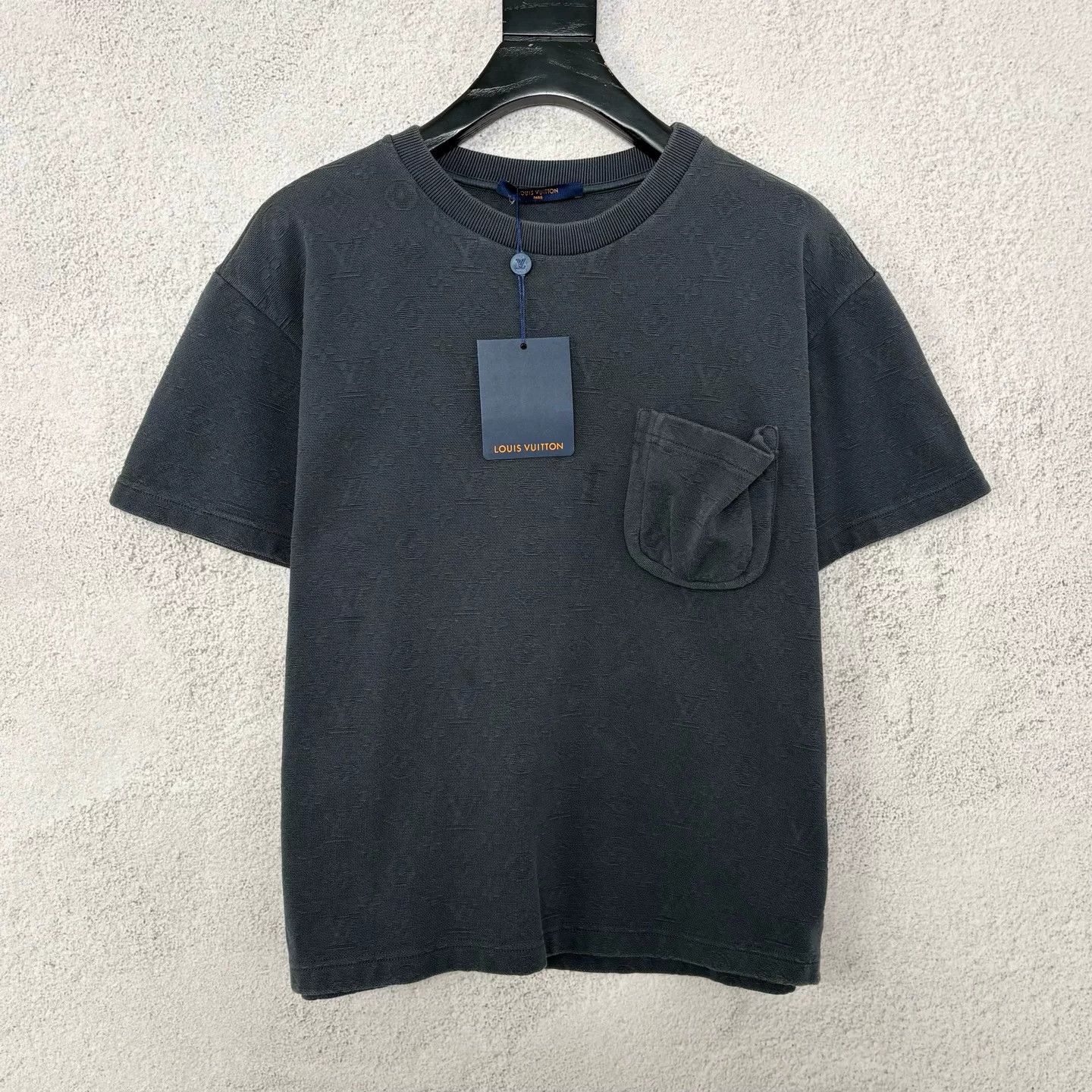 Louis Vuitton Louis Vuitton Monogram Embossed Pocket T-Shirt S Size US S / EU 44-46 / 1 - 1 Thumbnail