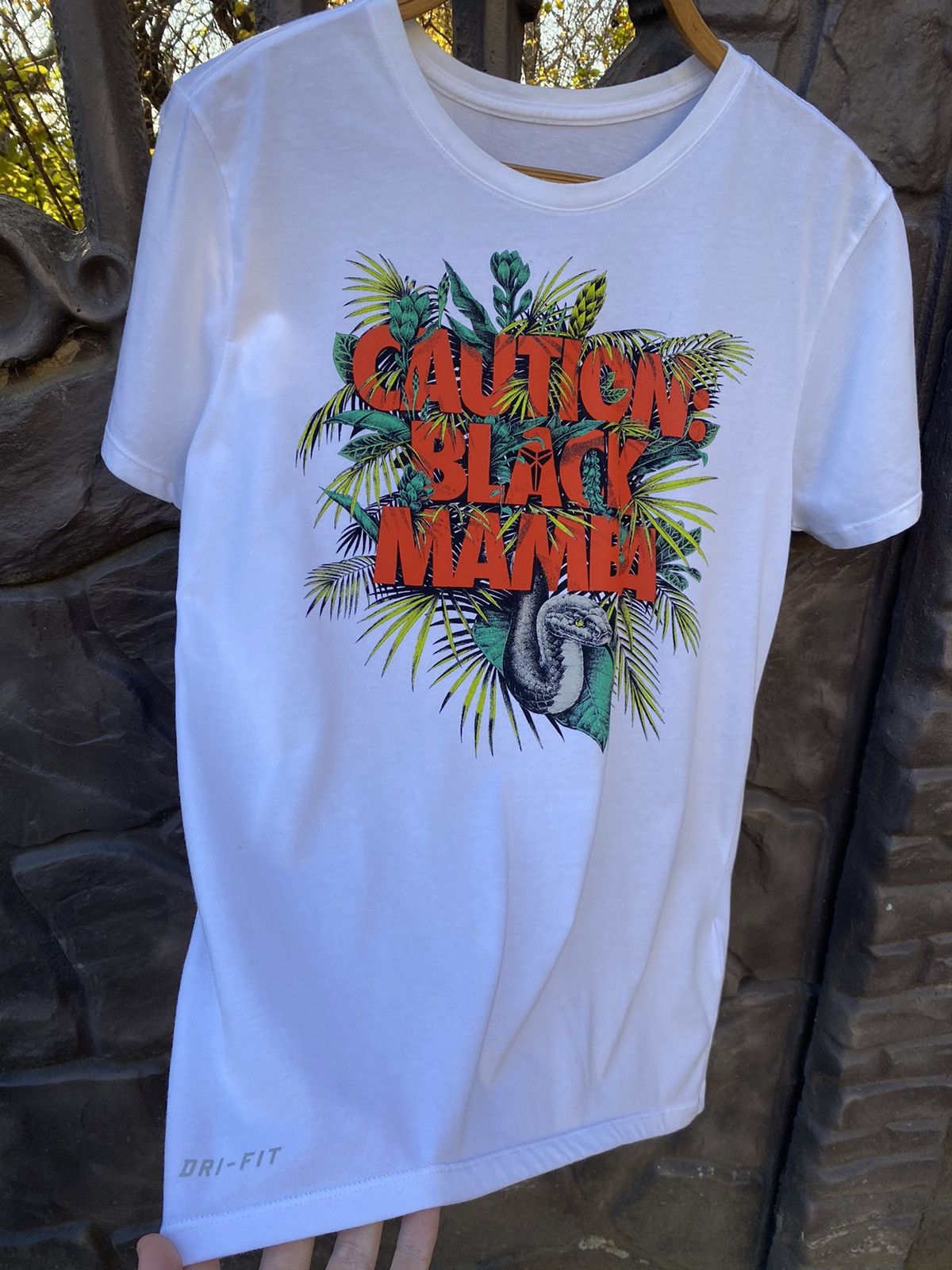 Nike × Vintage Vintage Nike Basketball x Kobe Brayant Caution Black Mamba Size US M / EU 48-50 / 2 - 8 Thumbnail