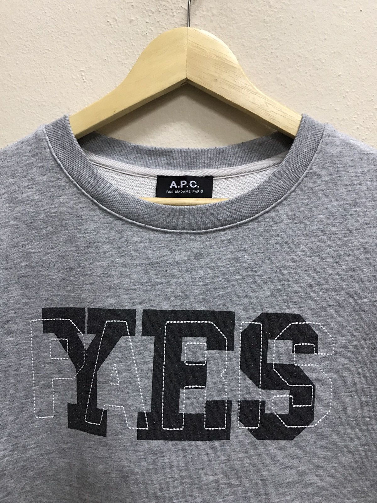 A.P.C. × Designer × Japanese Brand A.P.C. RUE MADAME PARIS YES PARIS SPELLOUT SWEATSHIRT Size US S / EU 44-46 / 1 - 5 Thumbnail
