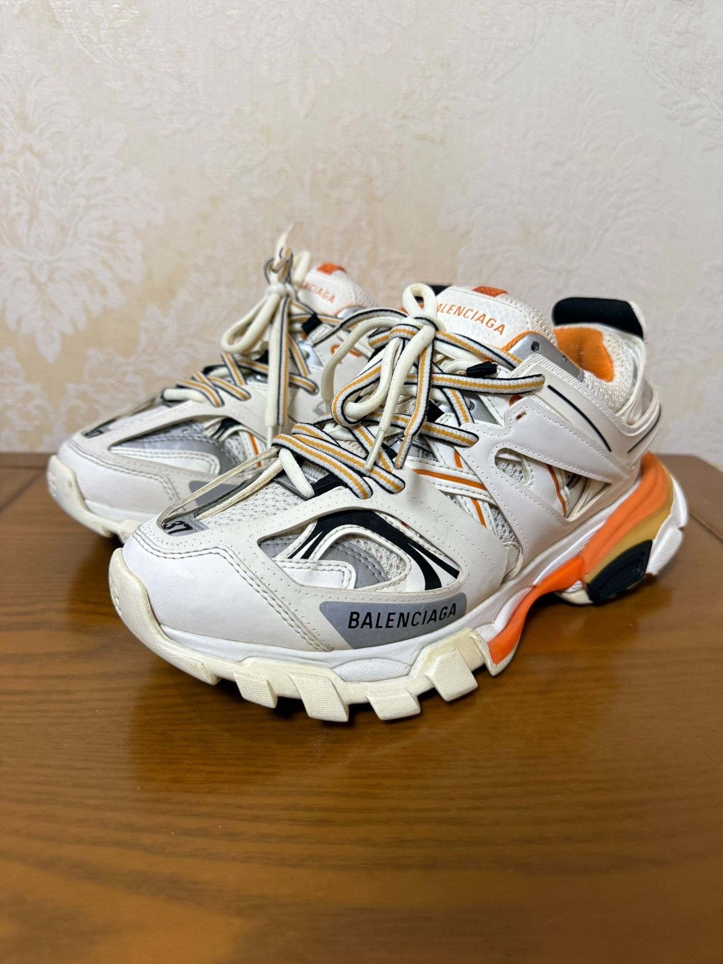Balenciaga Balenciaga White Lowtop Sneakers us_7 Women Size US 7 / IT 37 - 1 Thumbnail