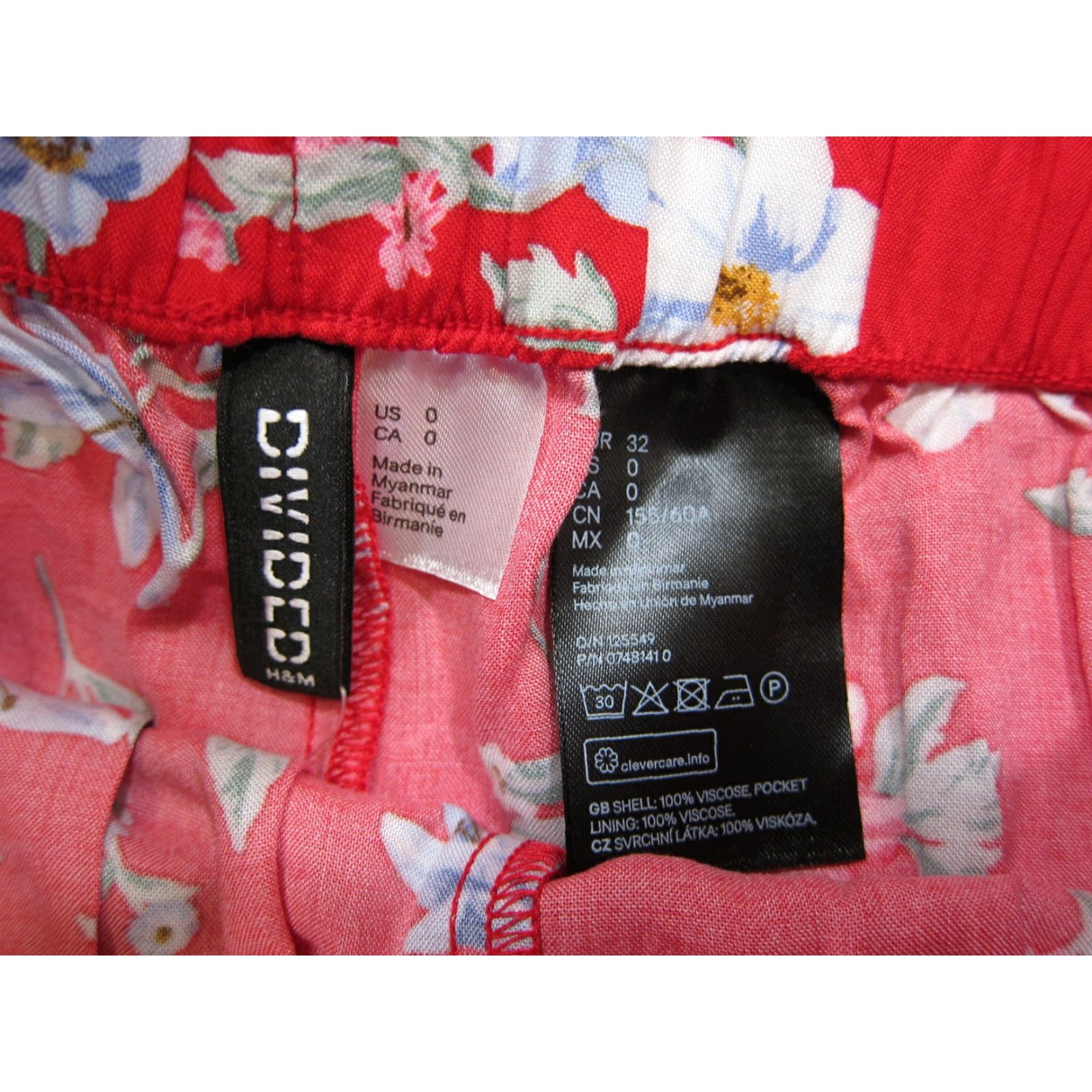 H&M NWT H&M 100% Rayon Red Floral High Rise Waist Short Women 0/4 Pocket Side Pockets 23" Waist 28" Stretched 36" Hip Inseam 2" Rise Beige? Wait no. Size 40" / US 18 - 3 Thumbnail