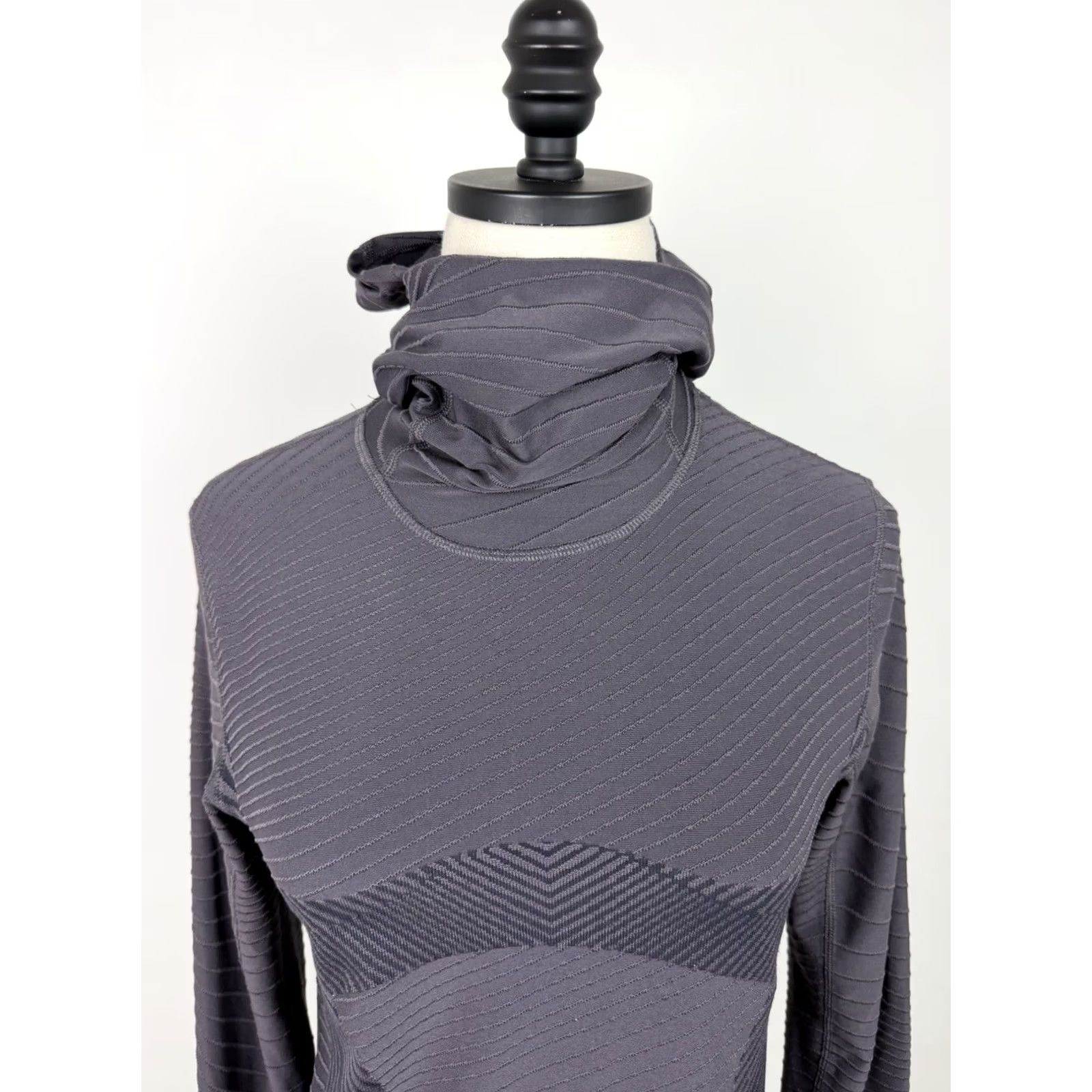 Nike Nike Dri-FIT Womens Small Hooded Running Shirt Charcoal Gray Long Sleeve Thumbholes Pullover Size S / US 4 / IT 40 - 2 Thumbnail
