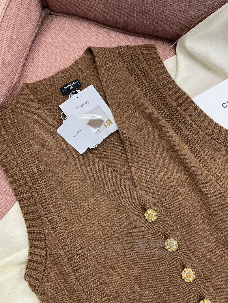 Chanel Chanel 24A brown V-neck floral diamond buckle knitted vest Size XS / US 0-2 / IT 36-38 - 2 Thumbnail