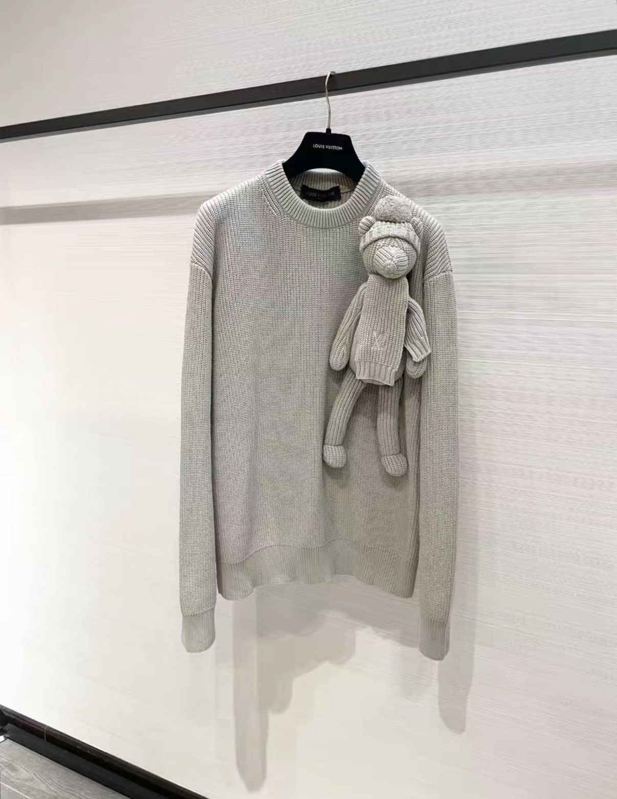 Louis Vuitton Louis Vuitton Bear Pattern Round Neck Knit Sweater J33 Size XS / US 0-2 / IT 36-38 - 1 Thumbnail