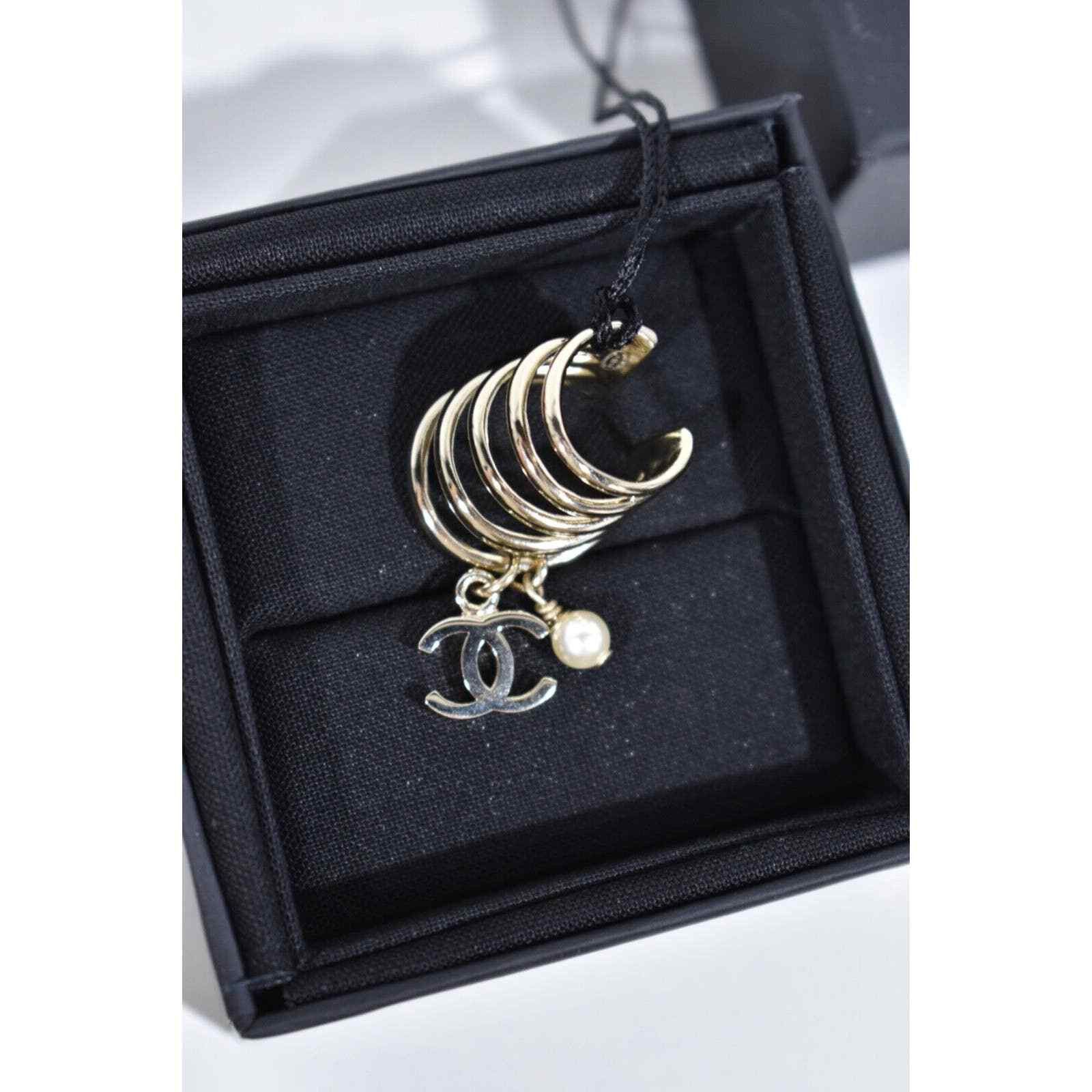 Chanel Chanel Gold Pearl White Drop Statement Cuff Earring Jewel Size ONE SIZE - 4 Thumbnail