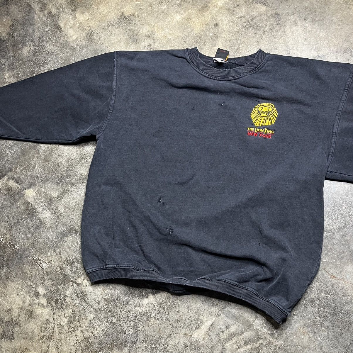 Vintage vintage thrashed lion king new york broadway swsstshirt Size US XL / EU 56 / 4 - 5 Thumbnail