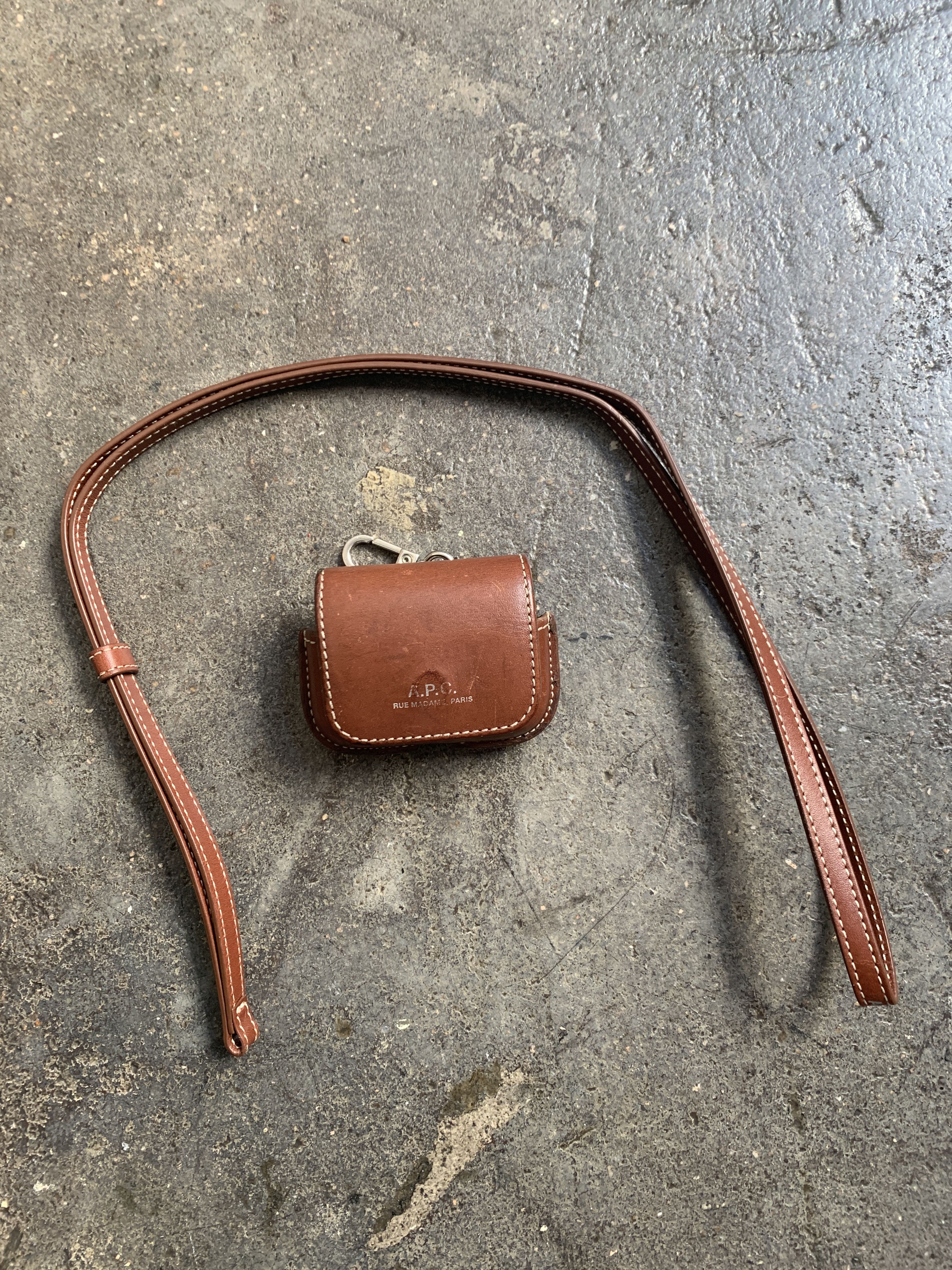 A.P.C. 200$ Chic Air Pod Pro Leather Magnet w/ Detachable Necklace Size ONE SIZE - 1 Thumbnail