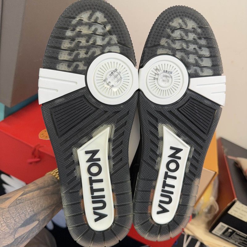 Louis Vuitton Louis Vuitton Stylish Low-Top Trainer Sneakers for Men -250 Size US 8 / EU 41 - 4 Thumbnail