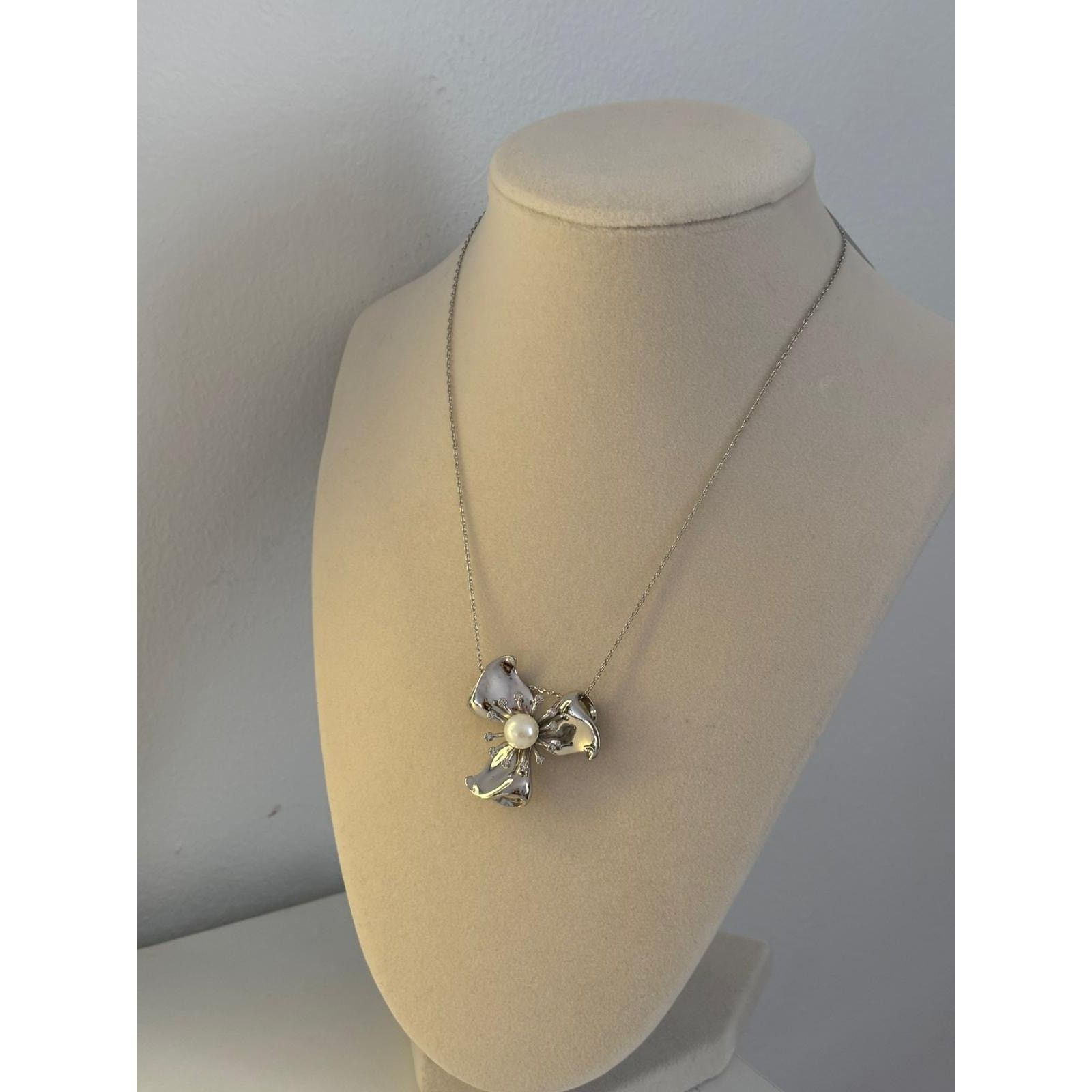 Other Silver Flower Pendant Necklace Pearl Crystal Statement Size ONE SIZE - 3 Thumbnail