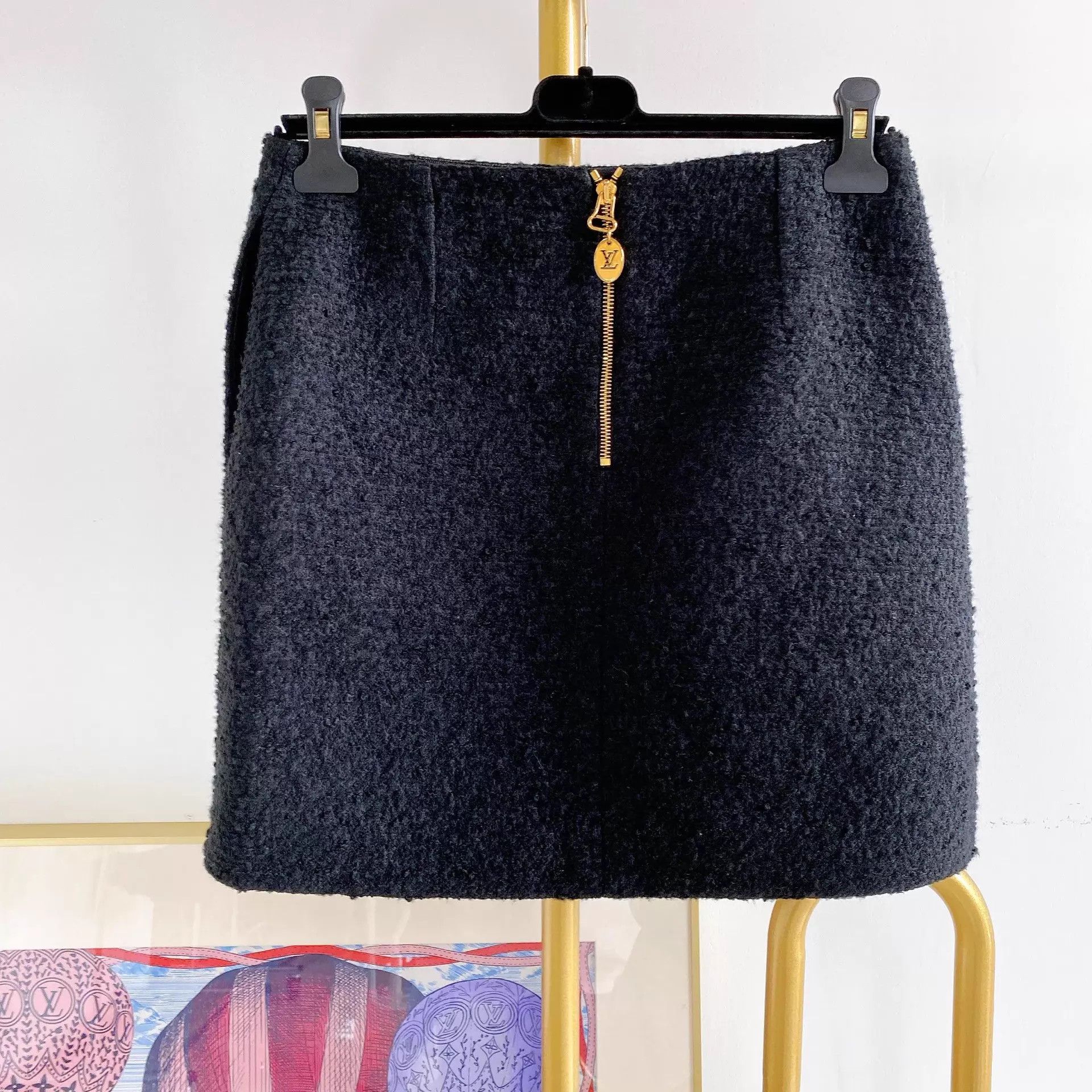 Louis Vuitton Louis Vuitton dark wool mini skirt women's 38 Size 27" / US 4 / IT 40 - 2 Thumbnail