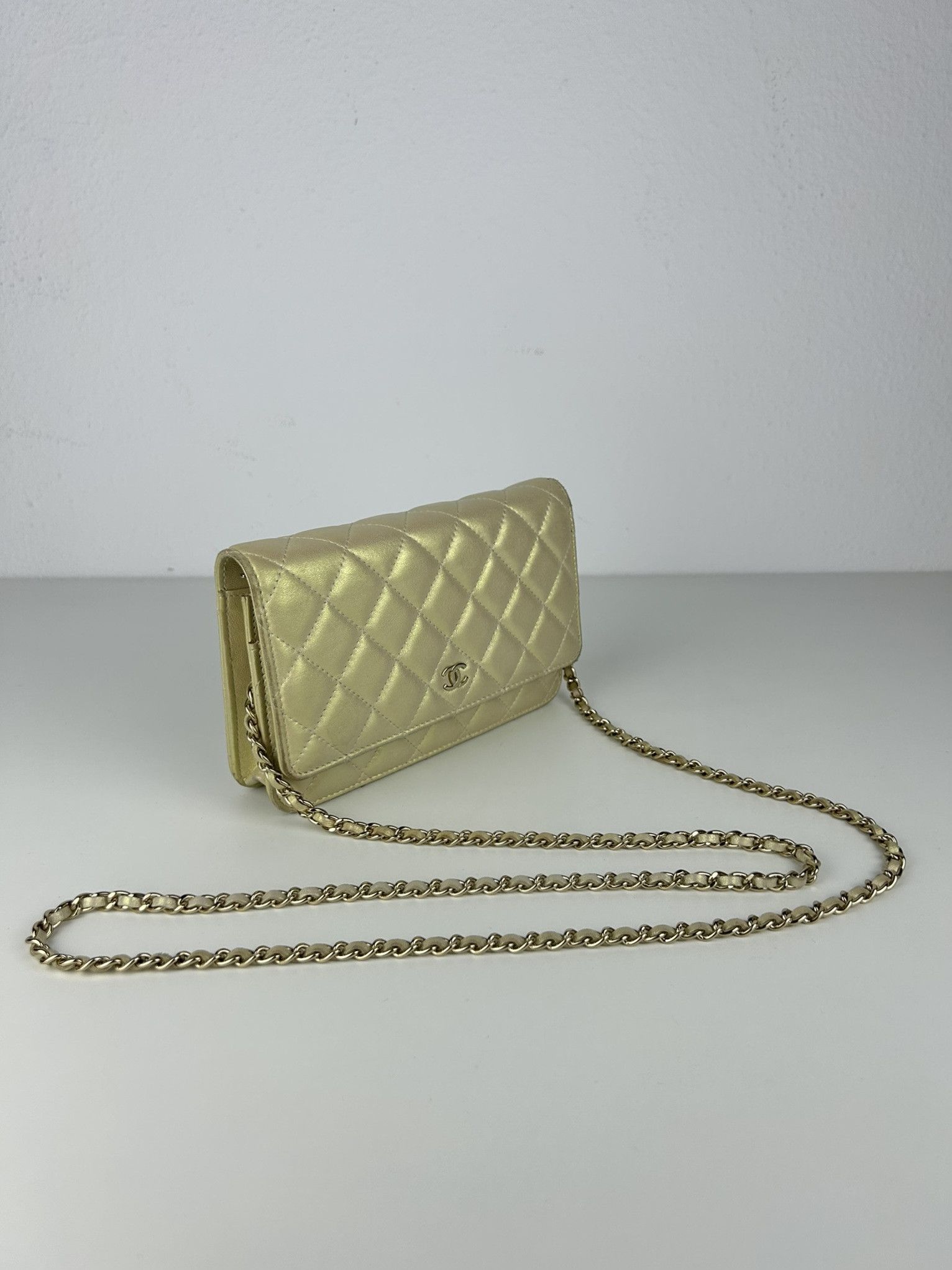 Chanel 2020 Chanel gold metallic matelasse wallet on chain Size ONE SIZE - 1 Thumbnail