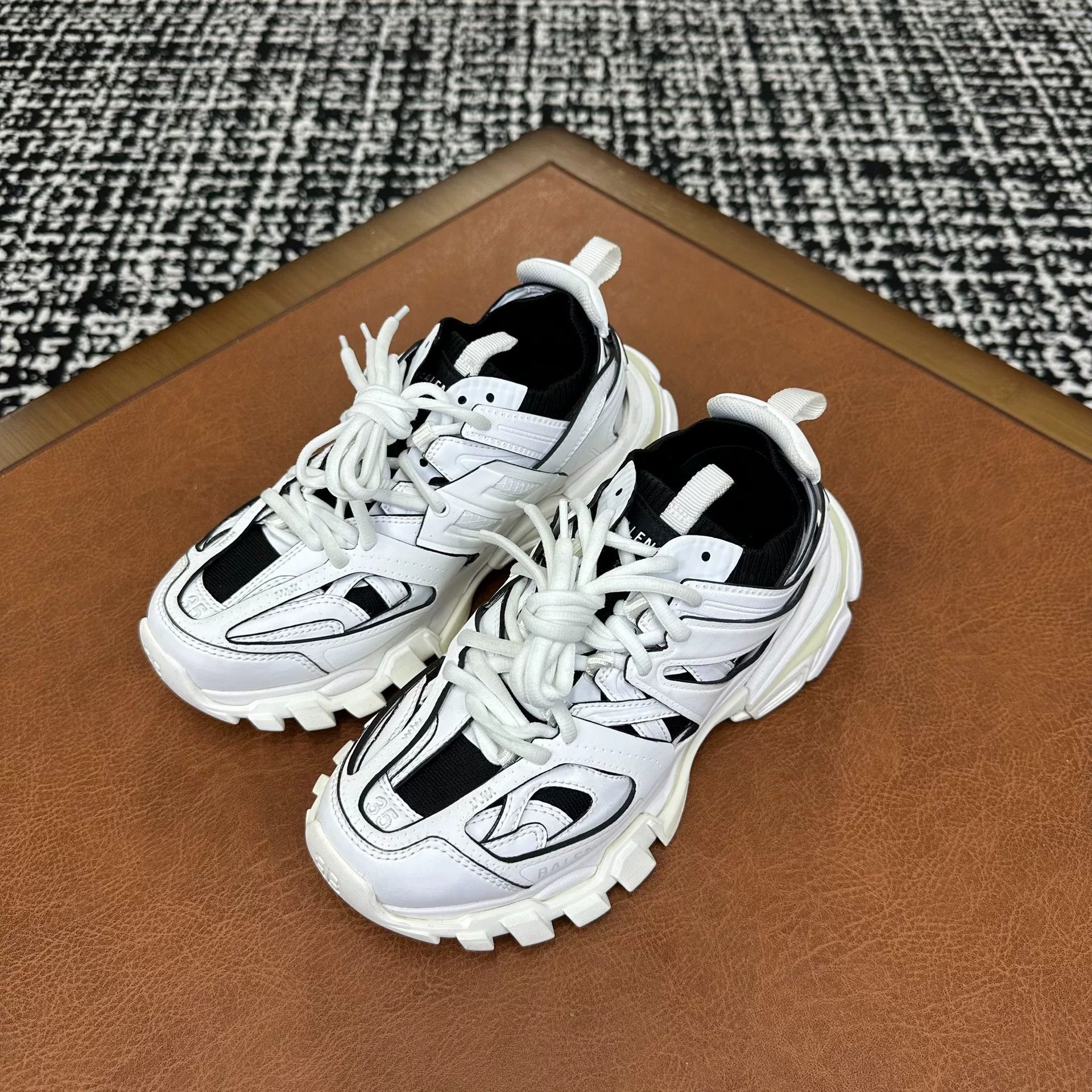 Balenciaga Balenciaga Black Lowtop Sneakers it_35 Women Size US 5 / IT 35 - 1 Thumbnail