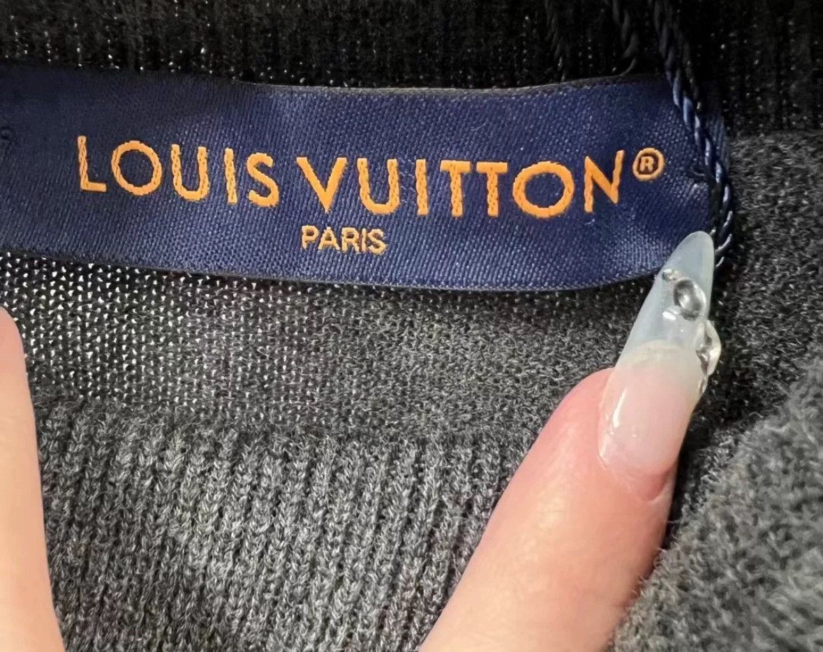 Louis Vuitton Louis Vuitton 24 Latest Grey Wool Arm Full Logo Sweater Size US M / EU 48-50 / 2 - 3 Thumbnail