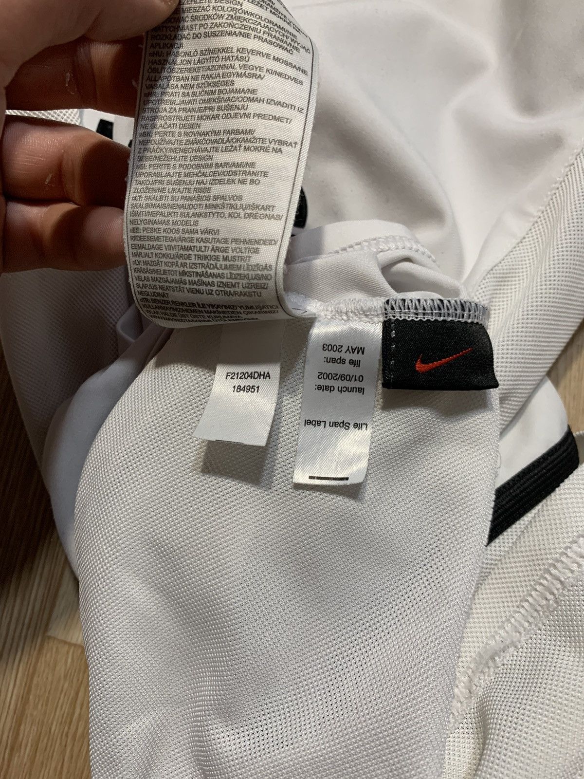 Nike Vintage Nike Manchester United Vodafone Soccer Jersey size M Size US M / EU 48-50 / 2 - 17 Thumbnail