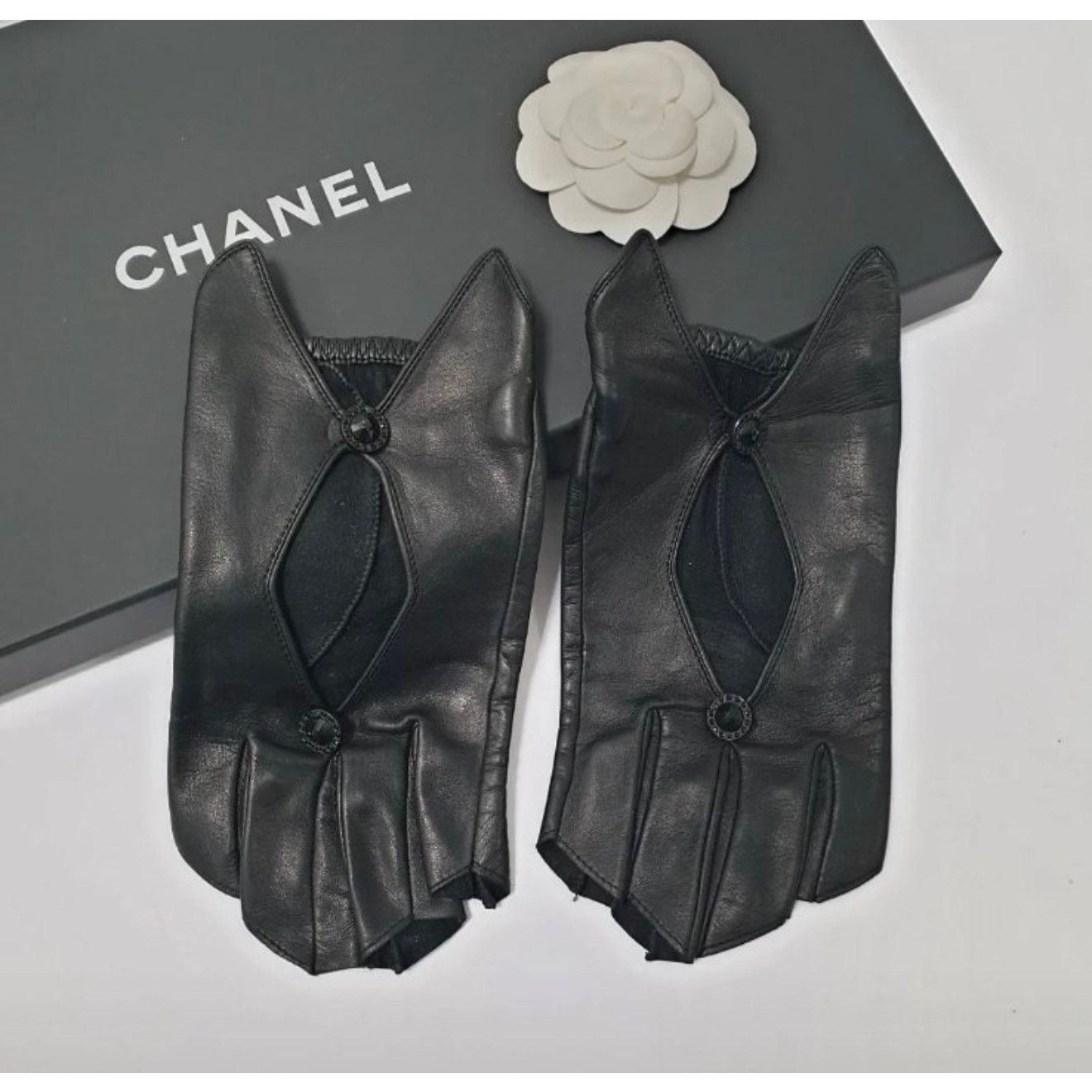 Chanel Chanel Black Leather Mittens - Size 8 Size ONE SIZE - 1 Thumbnail