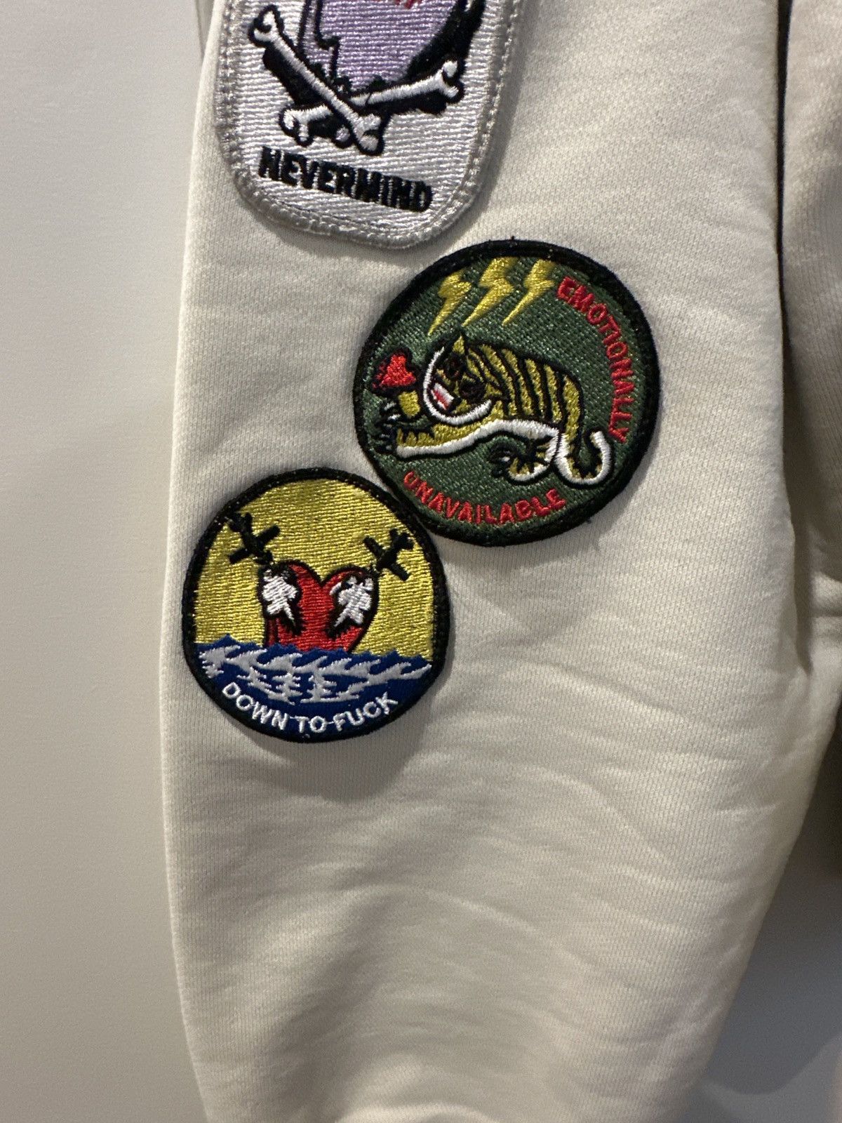 Emotionally Unavailable Emotionally unavailable distressed patches crewneck Size US XL / EU 56 / 4 - 8 Thumbnail